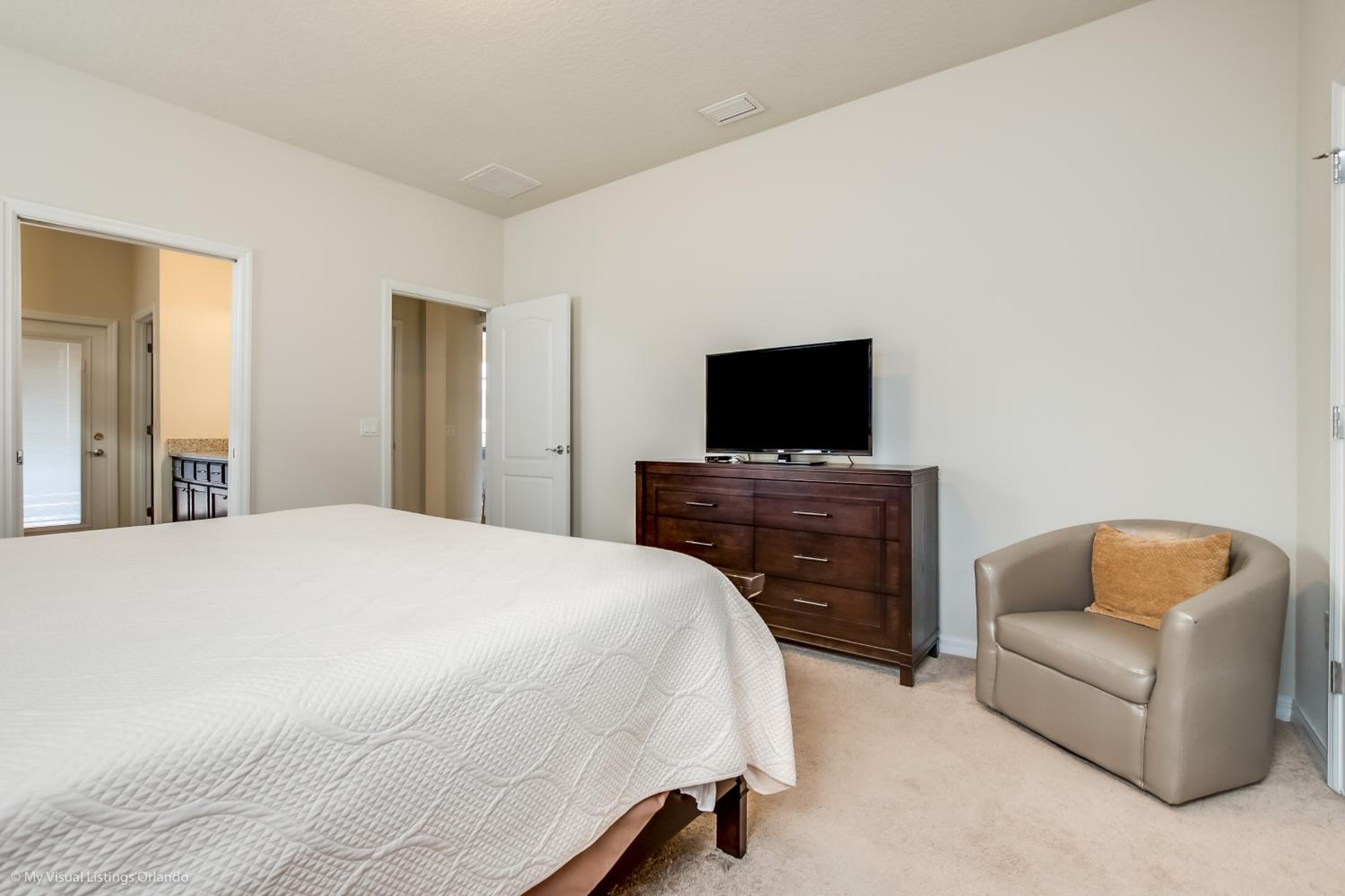 Eight-Bedroom House - Photo 31