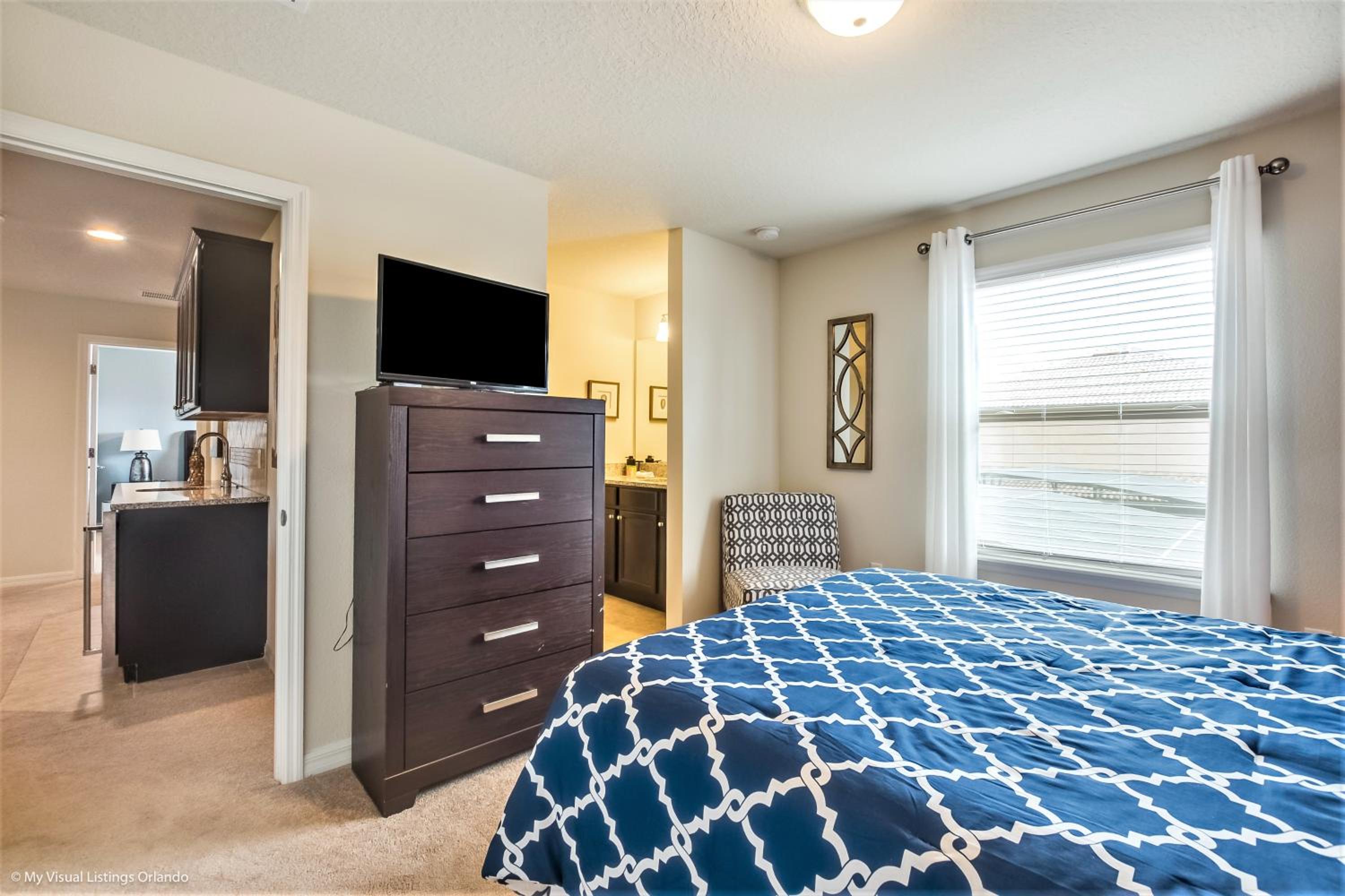 Eight-Bedroom House - Photo 28