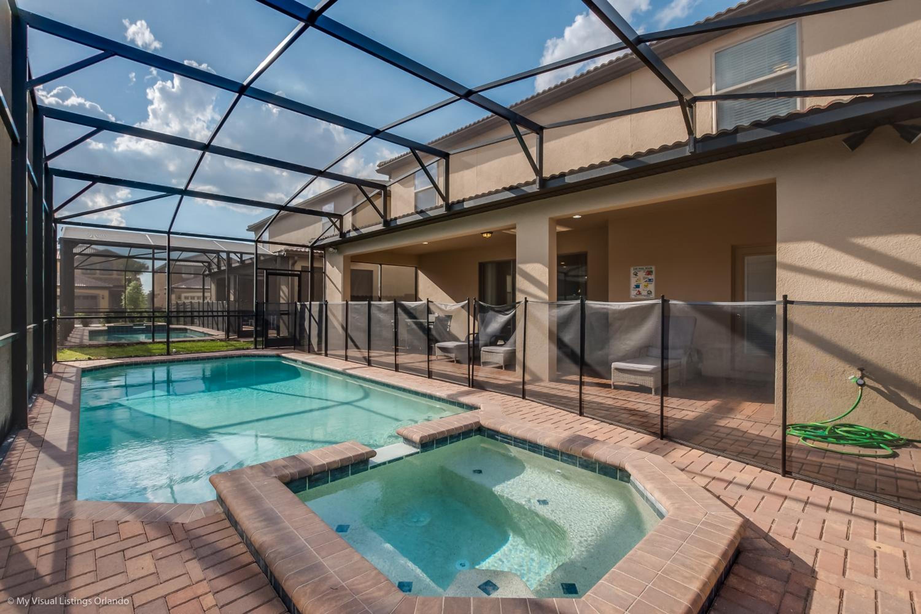 Eight-Bedroom House - Photo 10