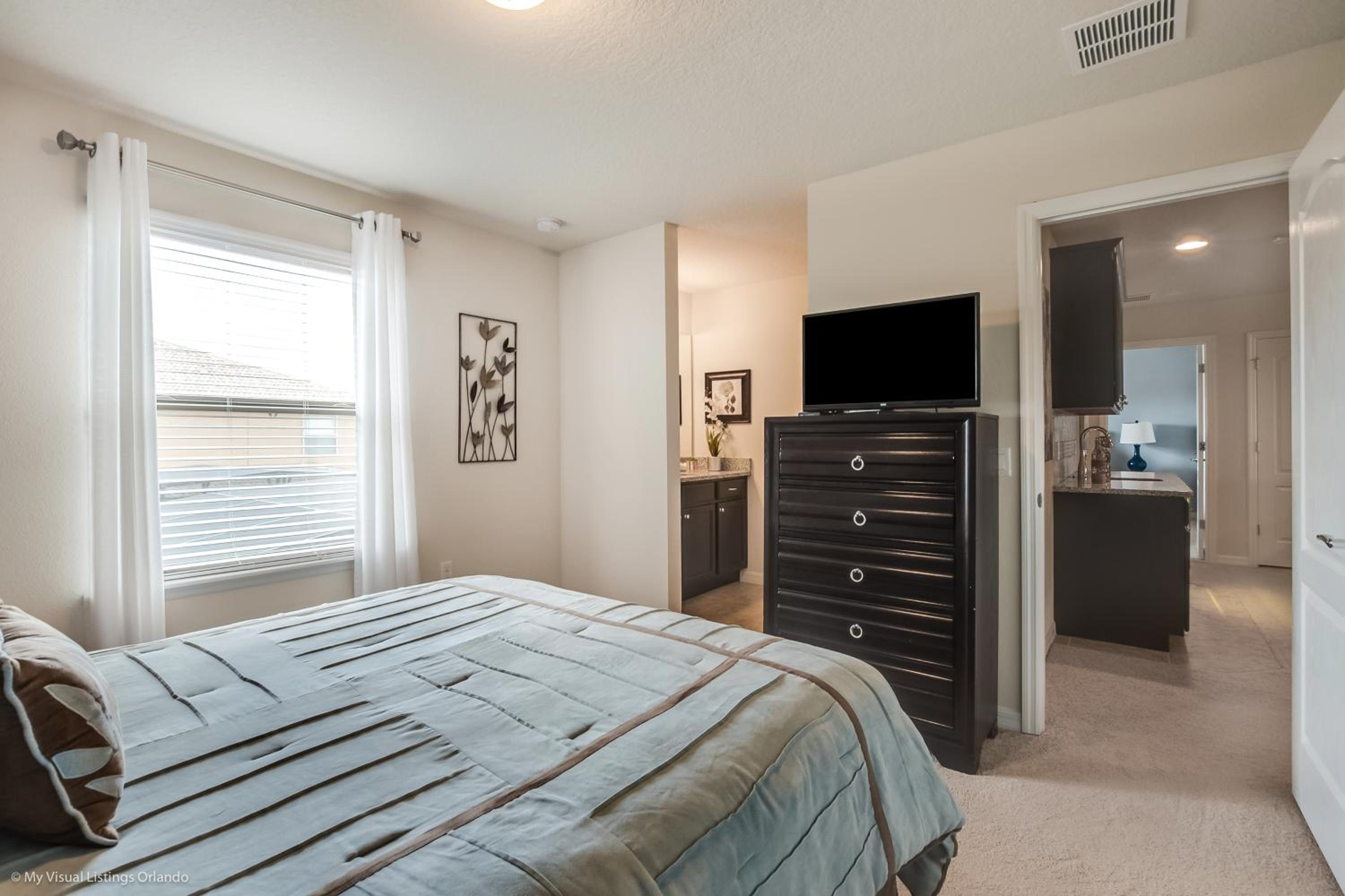 Eight-Bedroom House - Photo 22