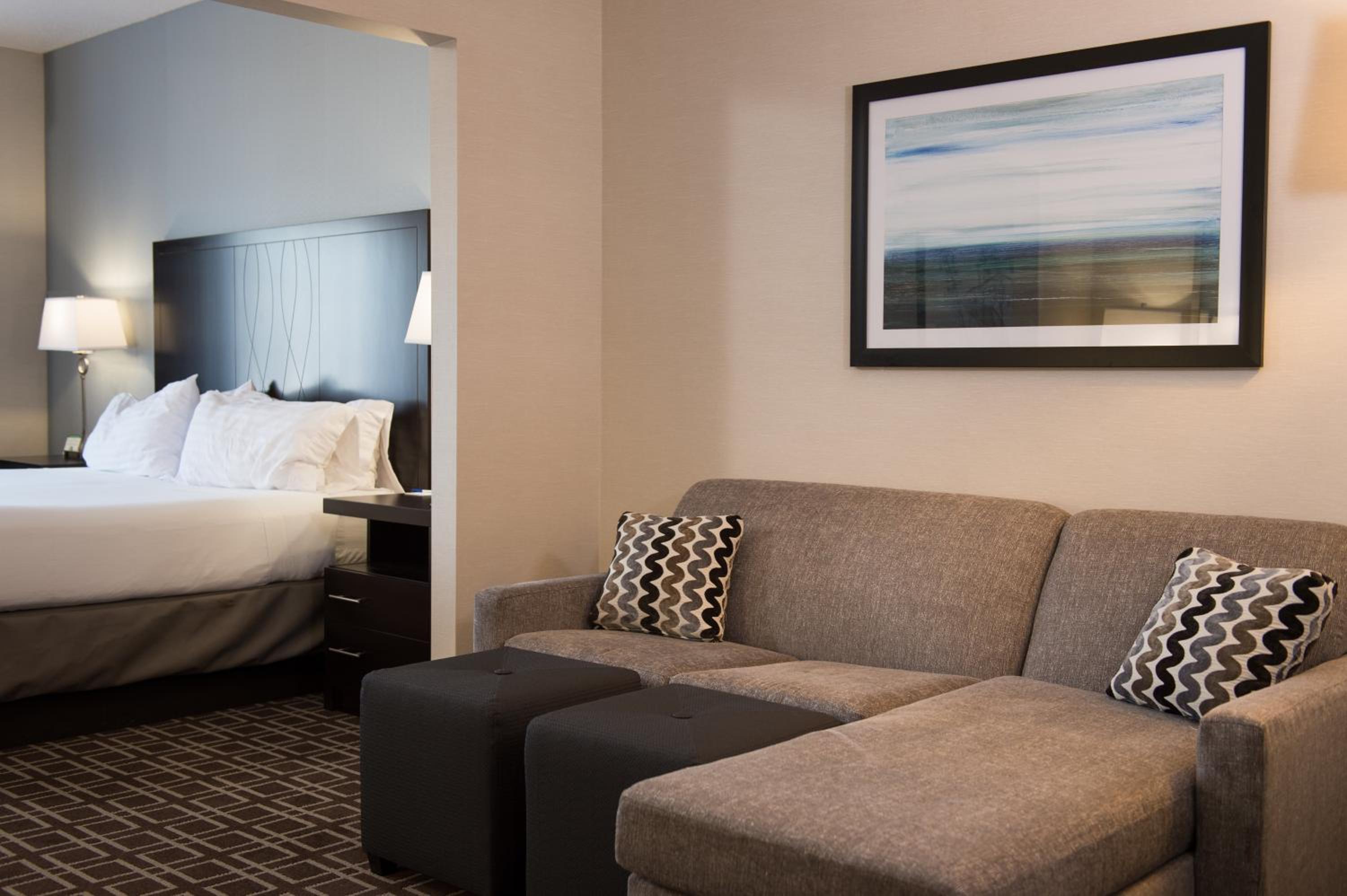 Standard King Room with Balcony - Photo 5