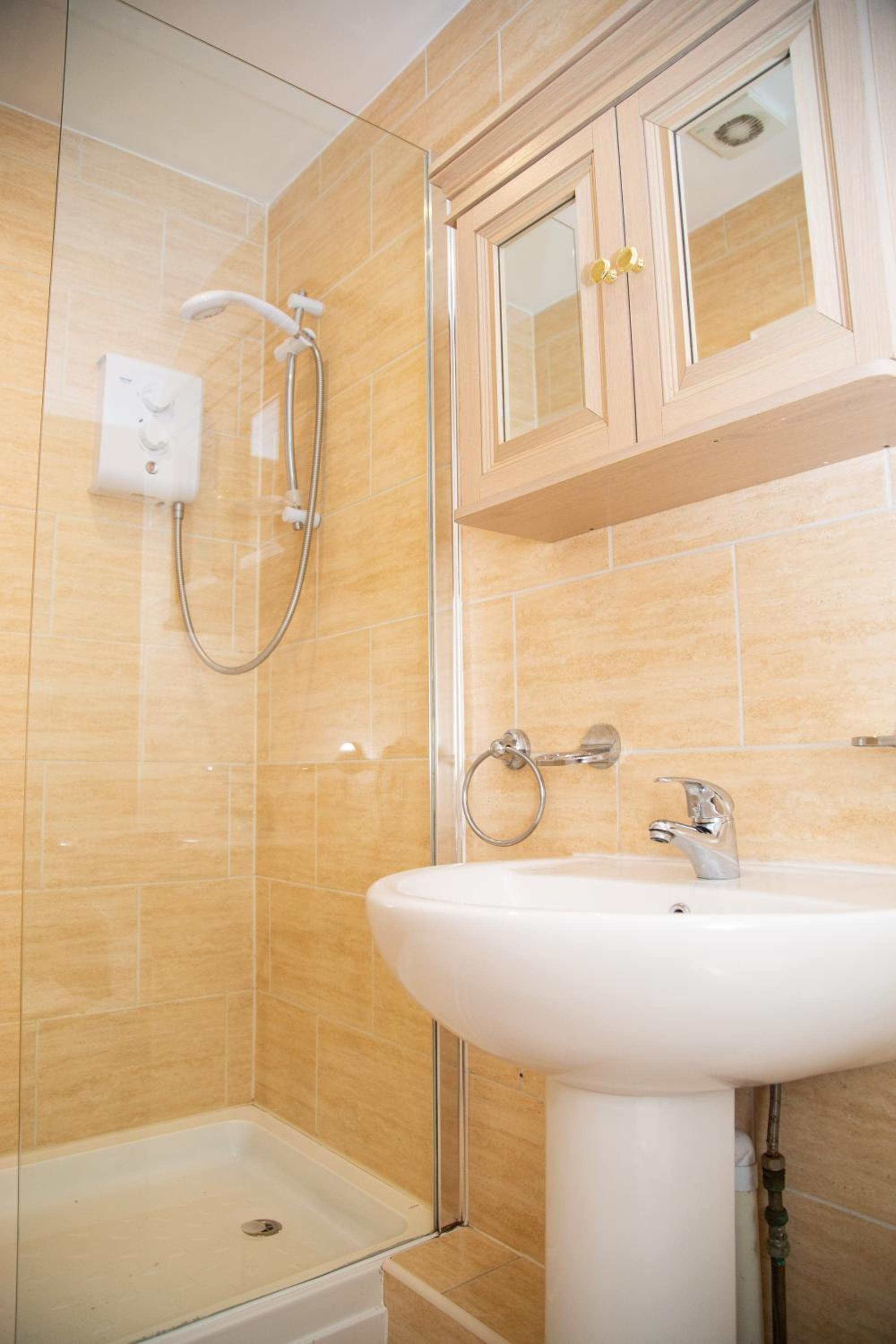 Quadruple Room with Private Bathroom - Photo 7