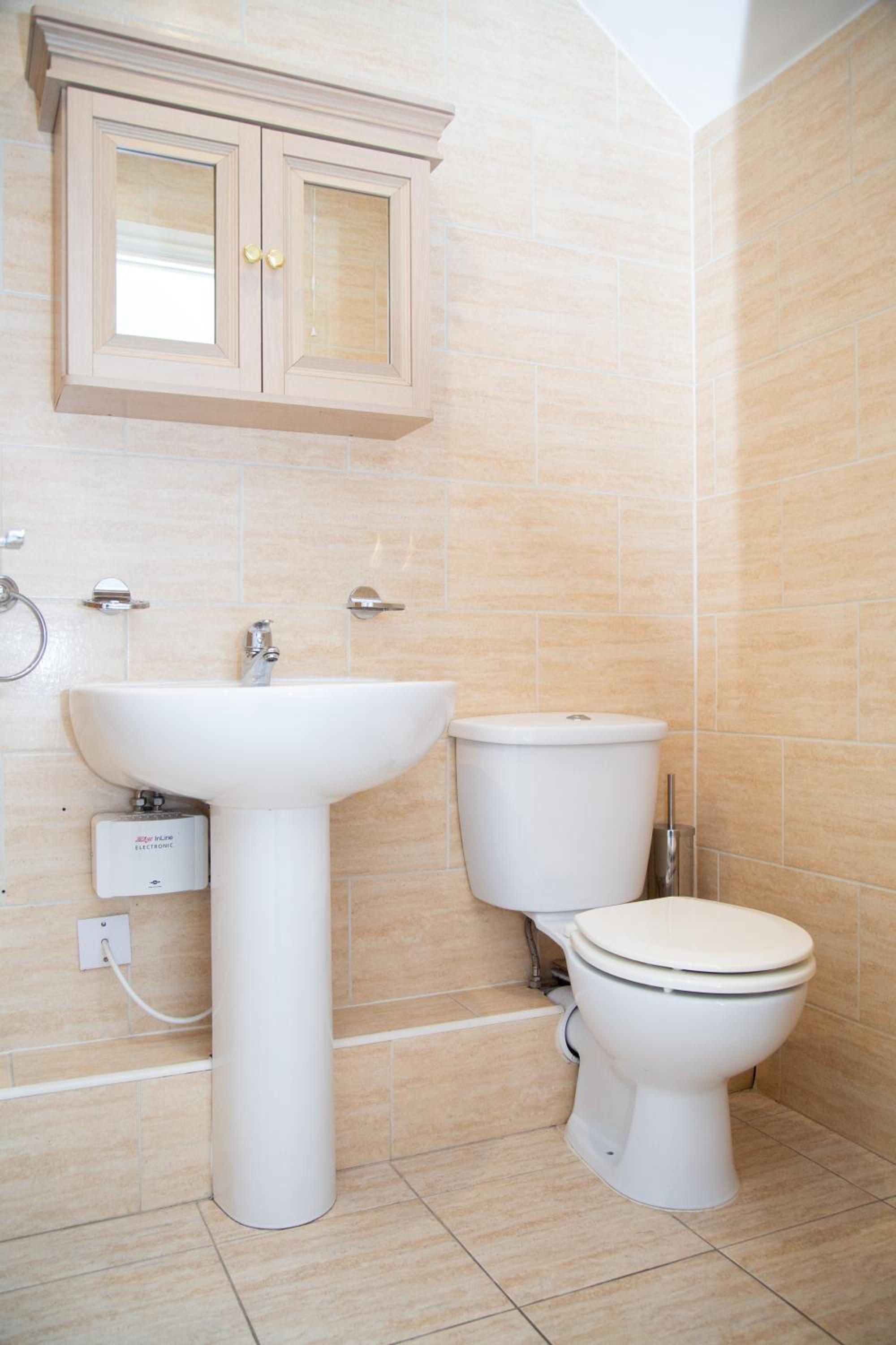 Quadruple Room with Private Bathroom - Photo 6