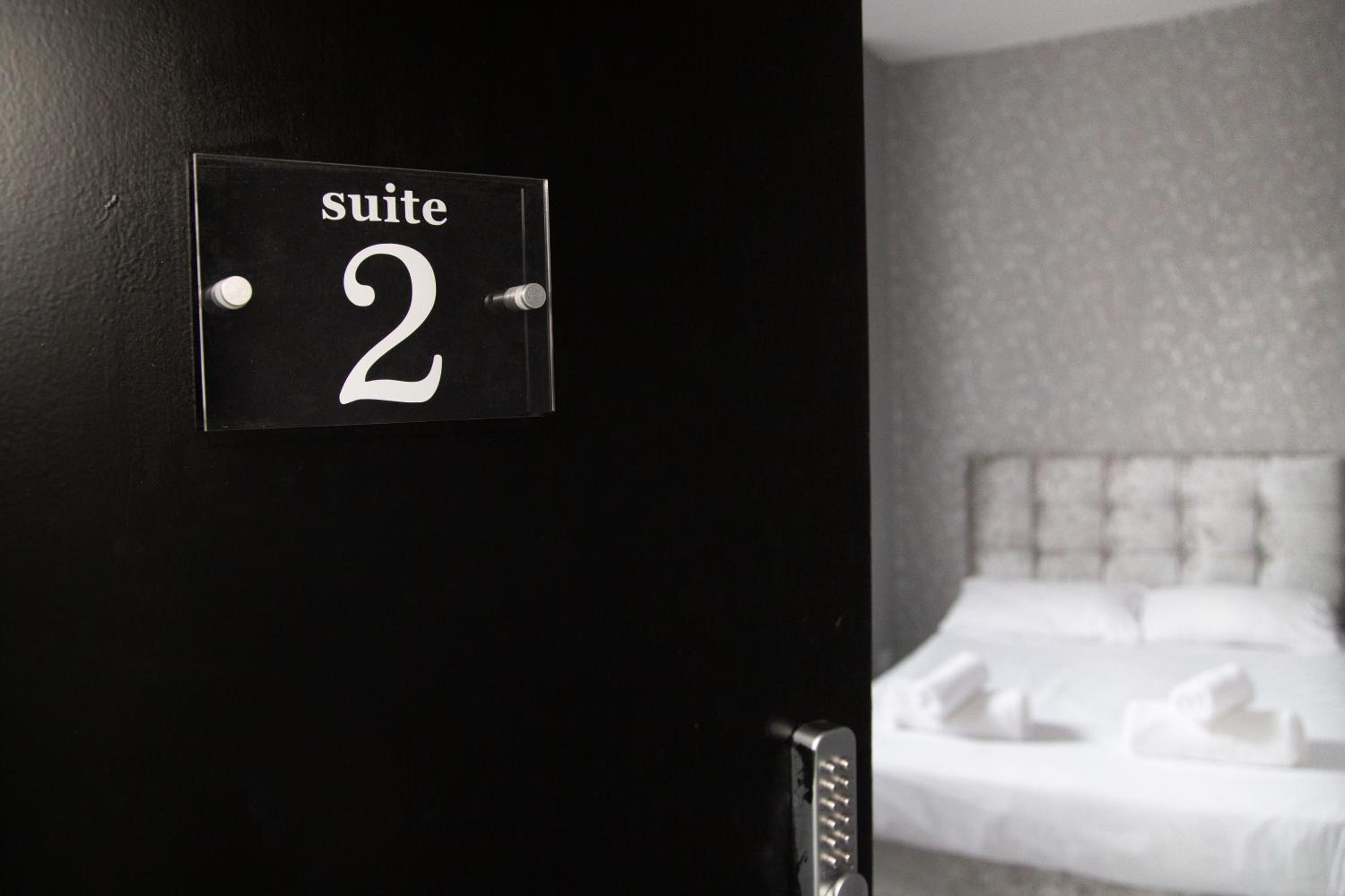 Quadruple Room with Private Bathroom - Photo 9