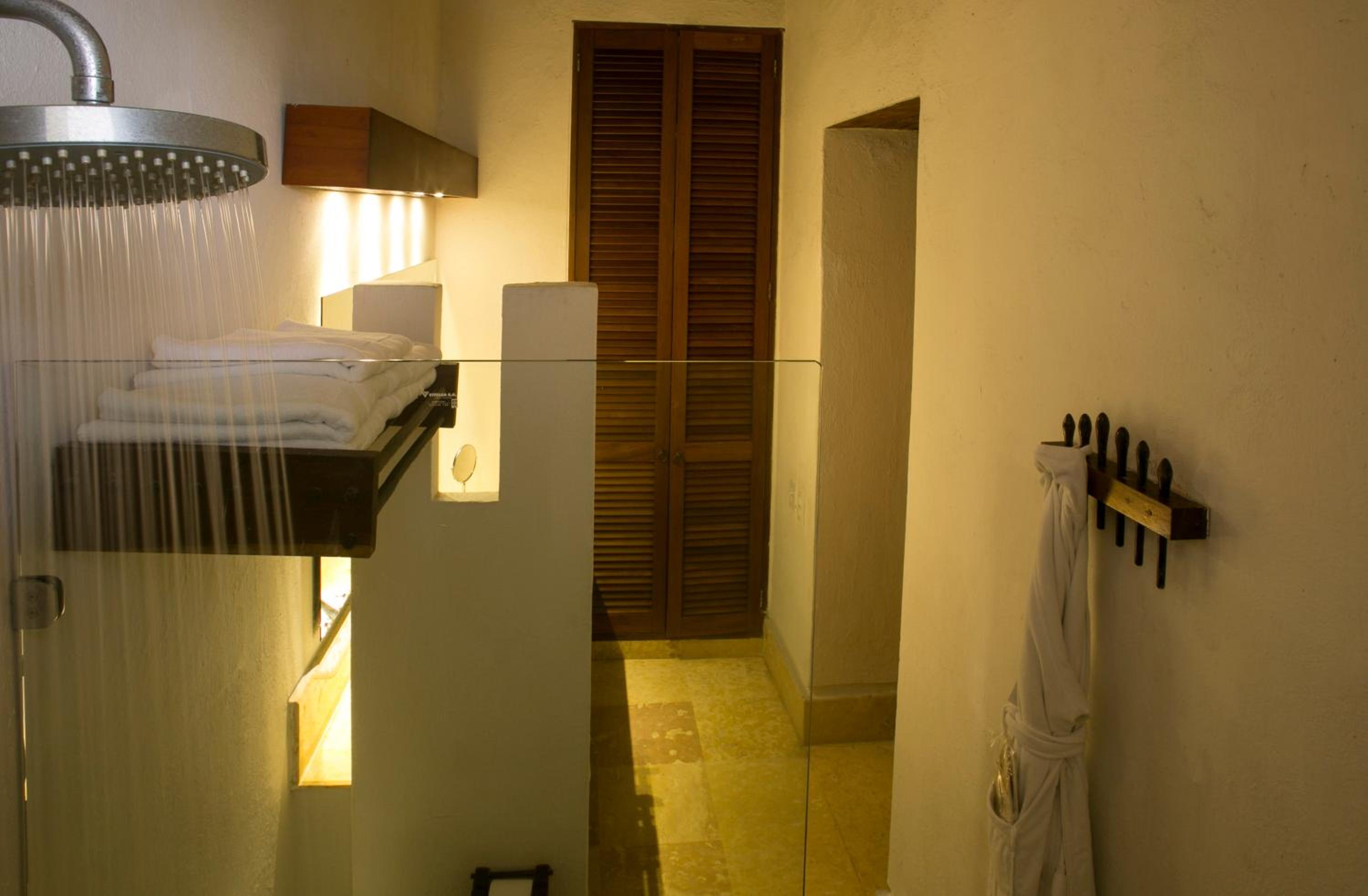 Deluxe Junior Suite - Photo 10