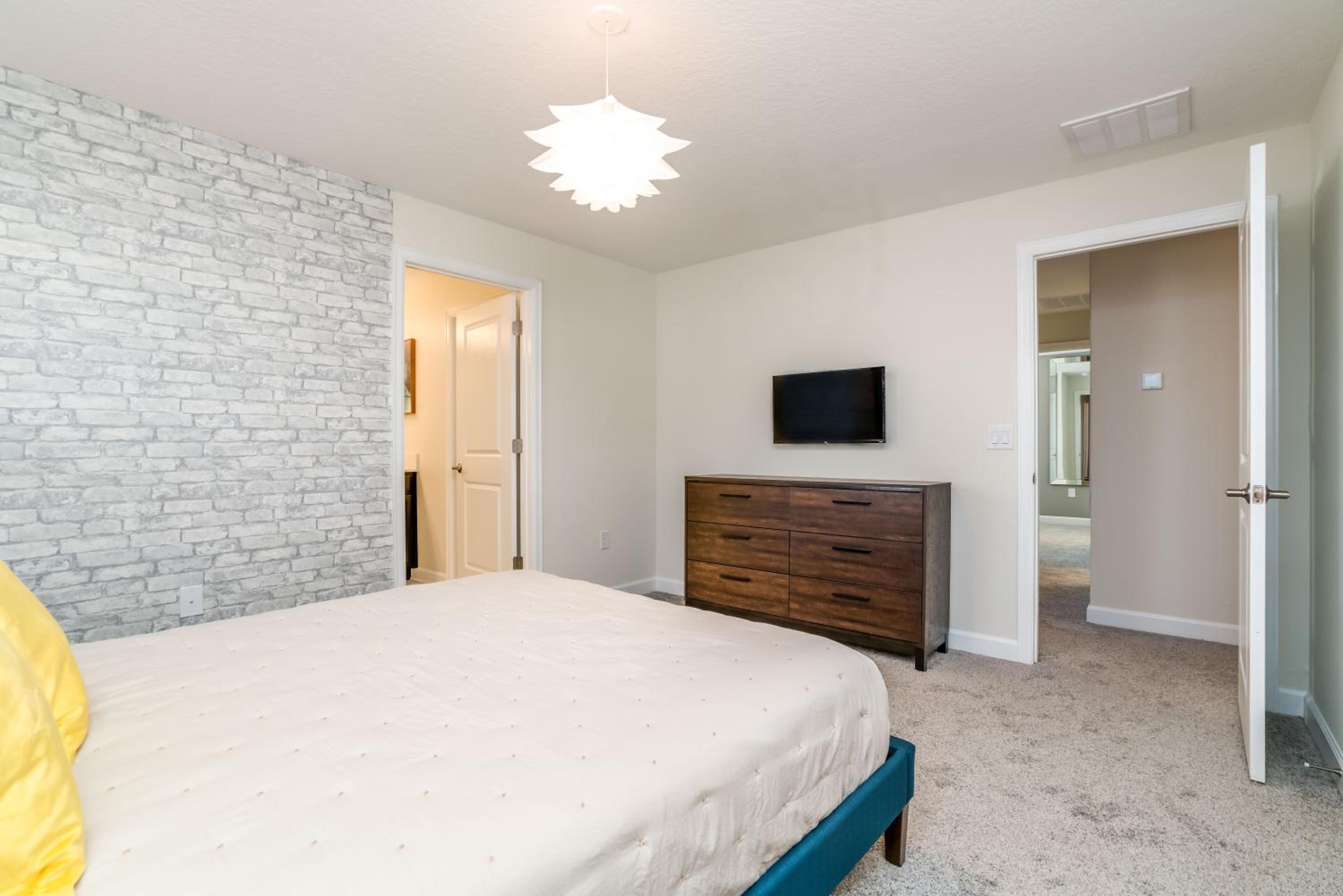 Five-Bedroom House - Photo 23