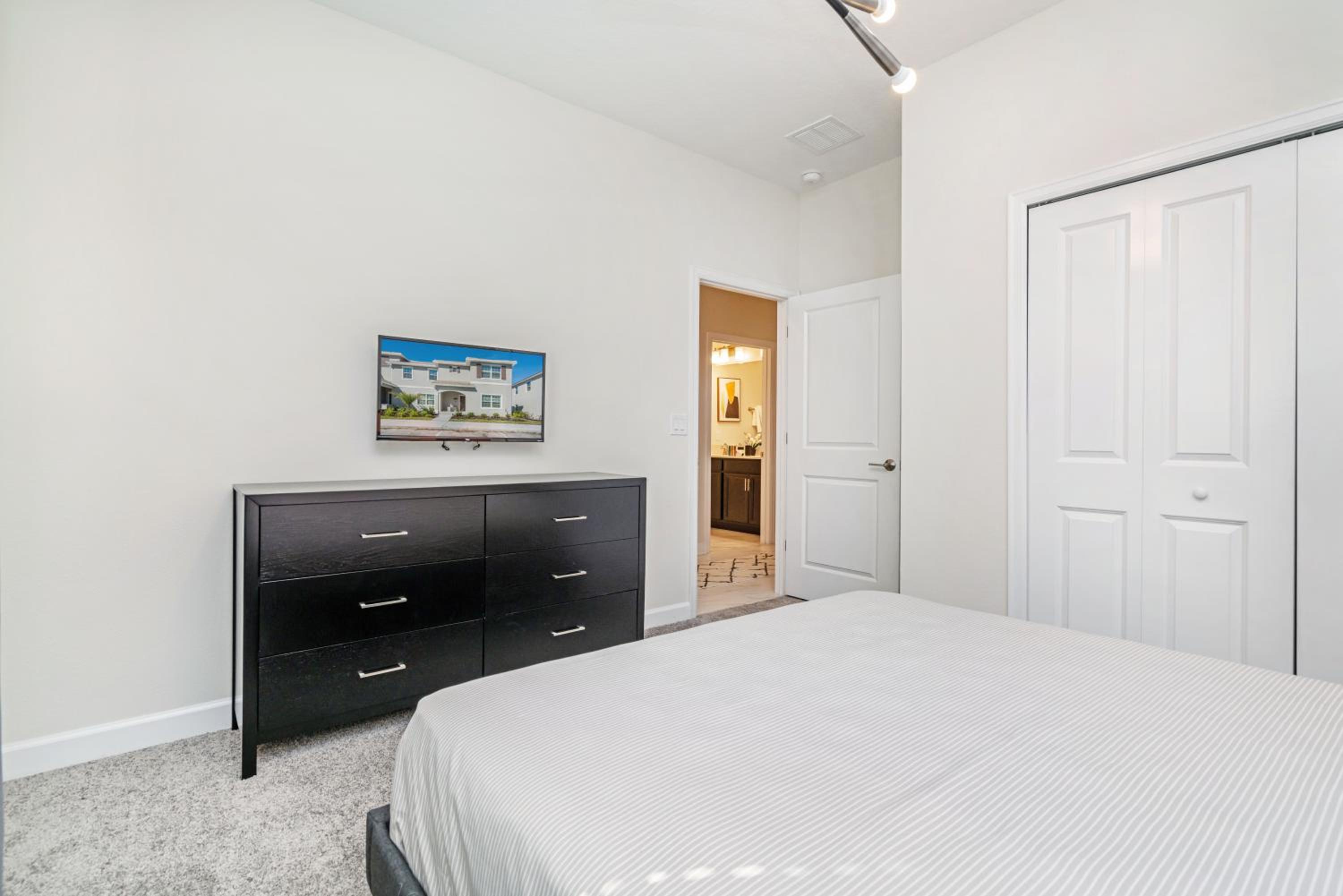Five-Bedroom House - Photo 12