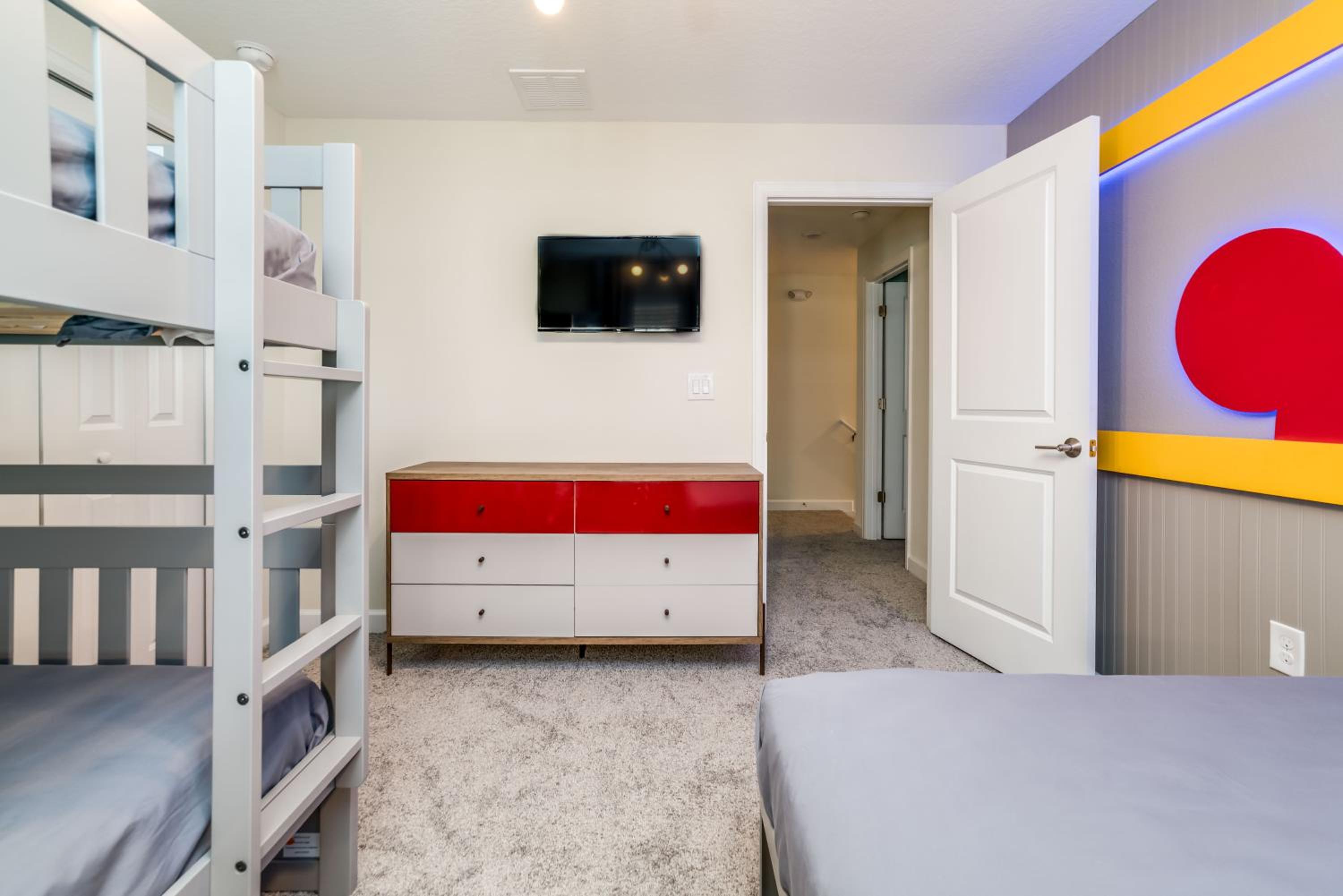 Five-Bedroom House - Photo 9