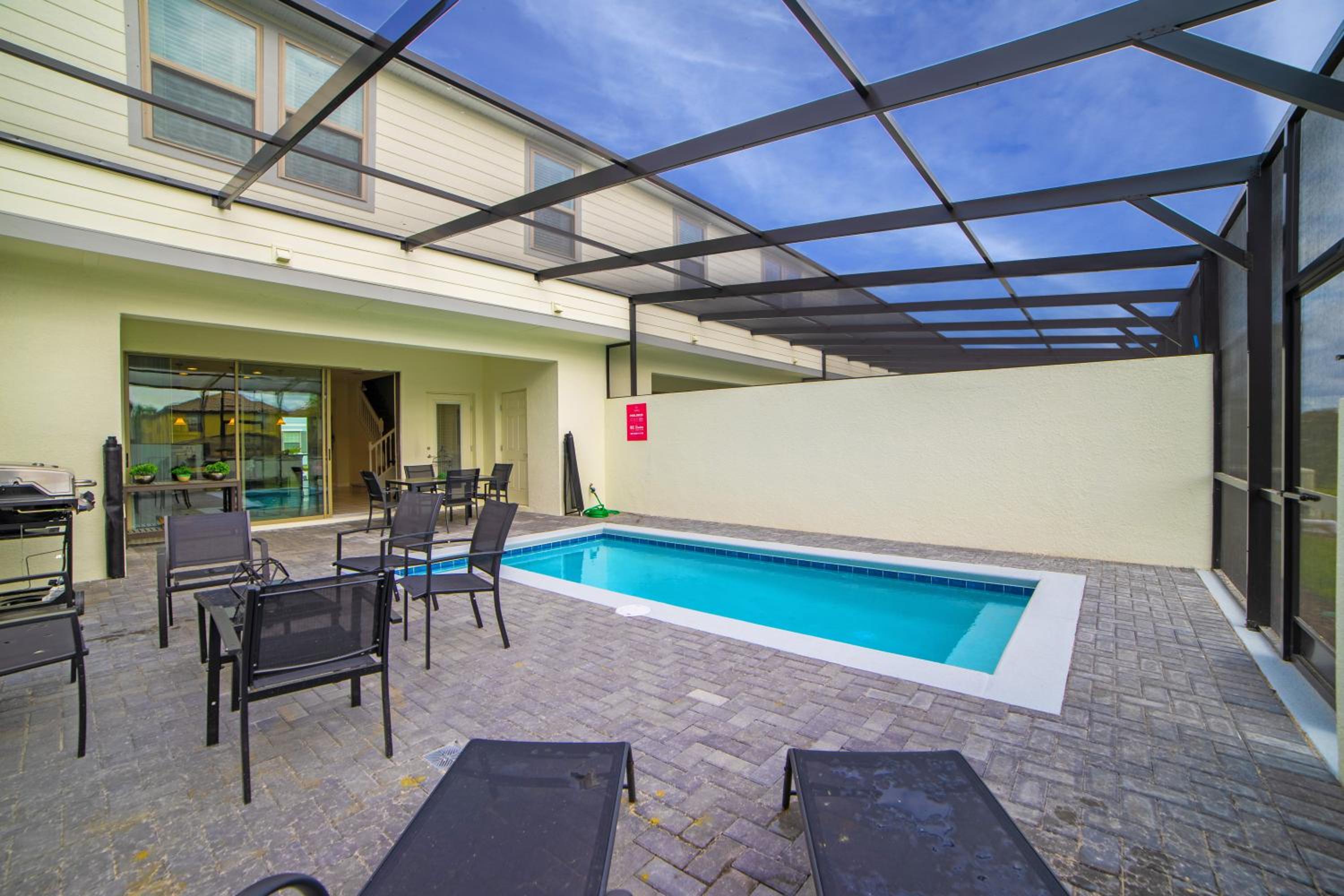 Five-Bedroom House - Photo 2