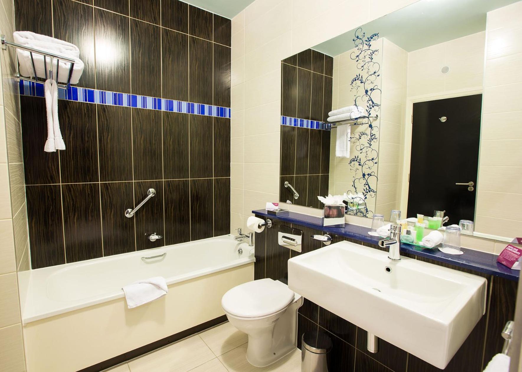 Standard King Room - Photo 10