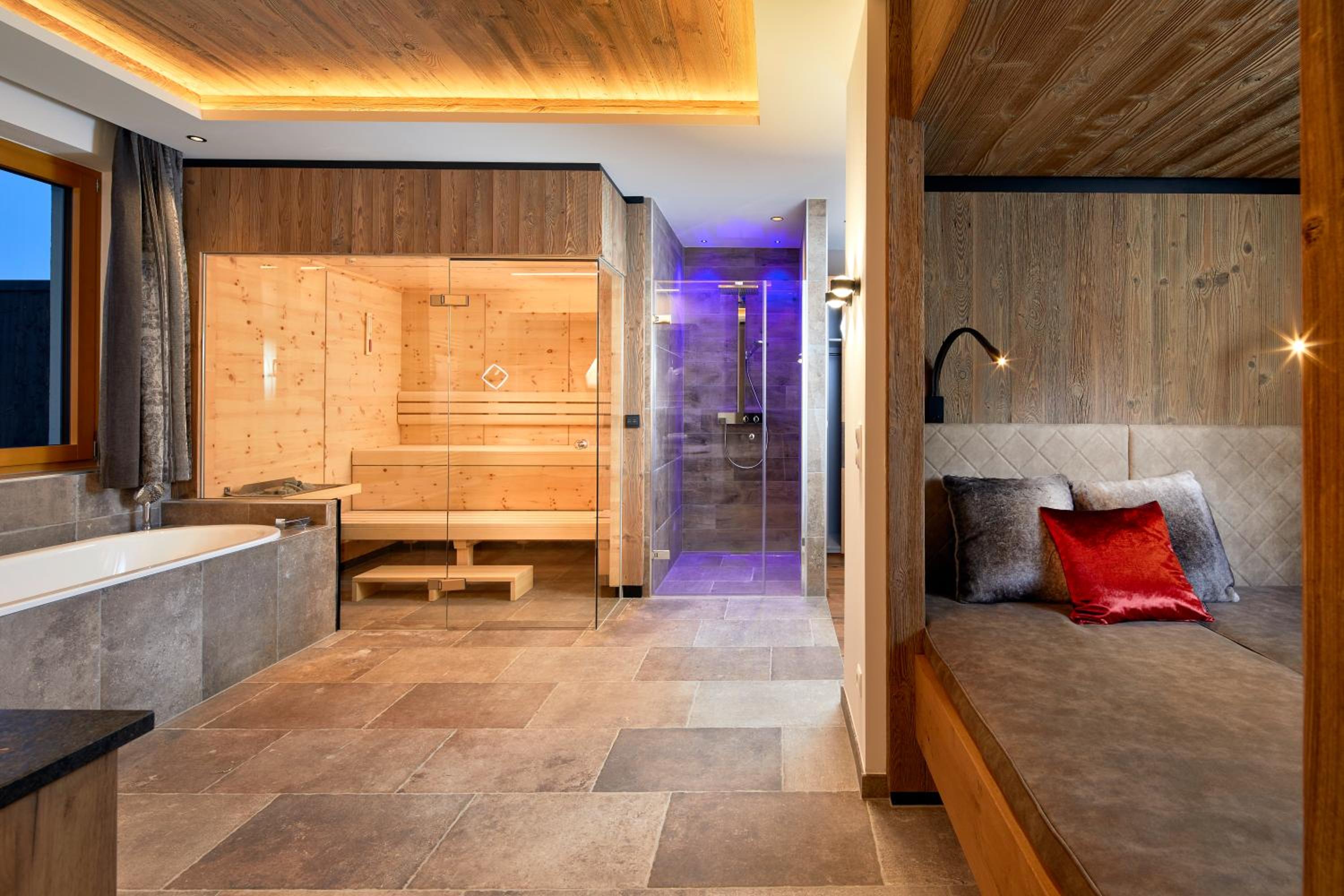 One-Bedroom Suite "DELUXE_ON POINT" photo 2