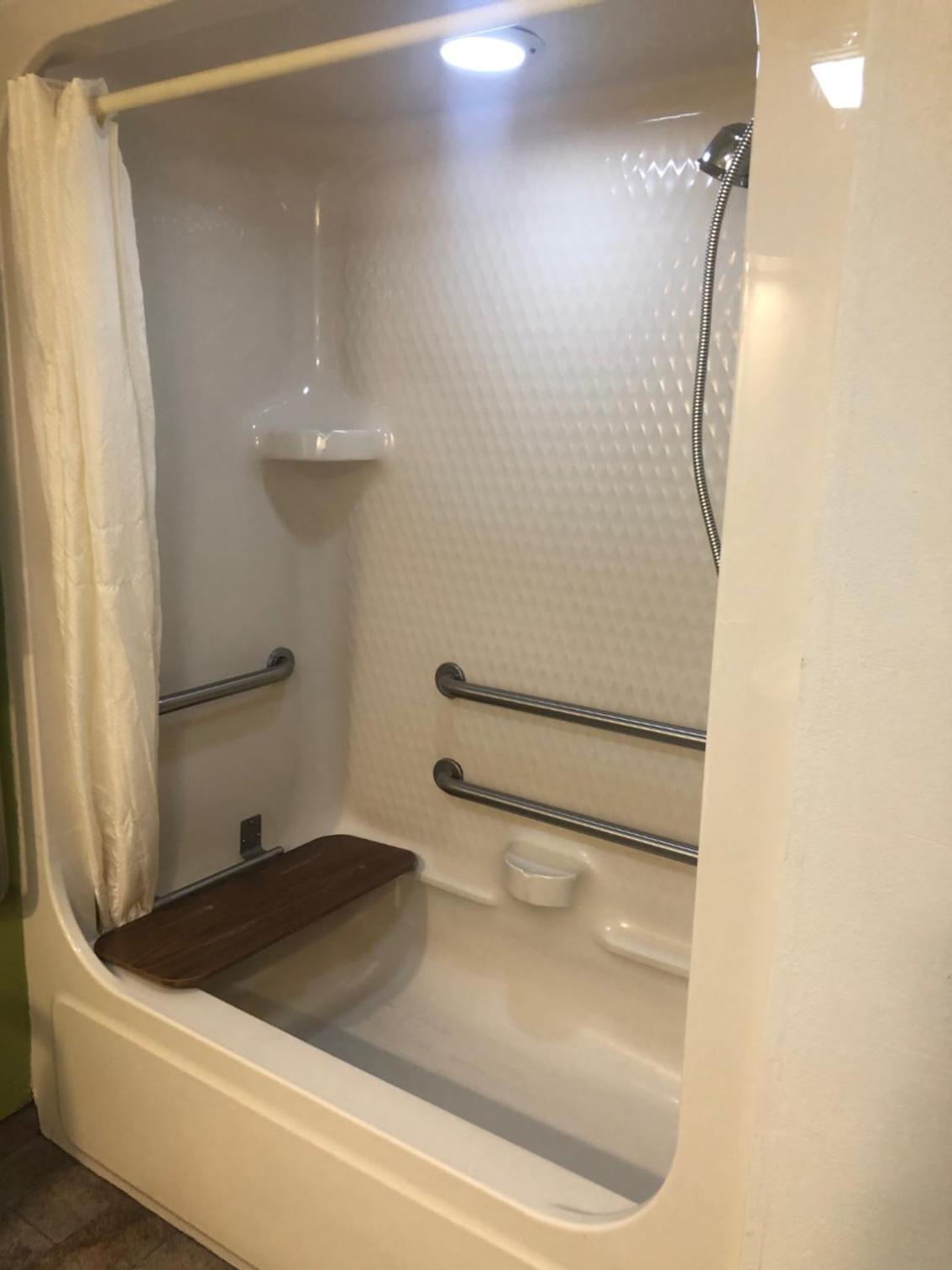Queen Room with Accessible Tub - Accessible/Non-Smoking - Photo 4