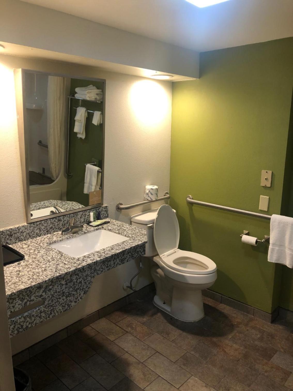 Queen Room with Accessible Tub - Accessible/Non-Smoking - Photo 2