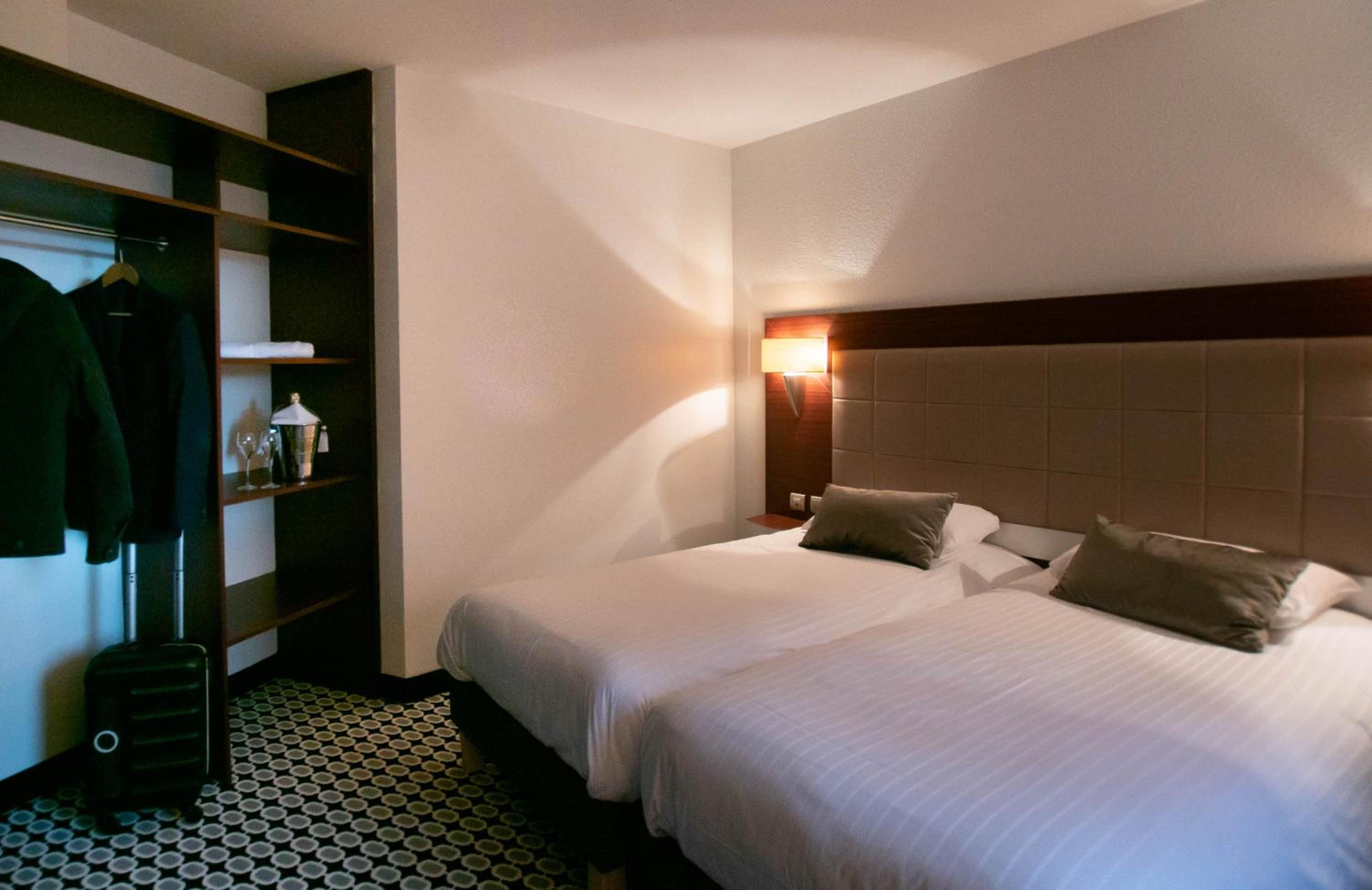 Standard Twin Room - Photo 4