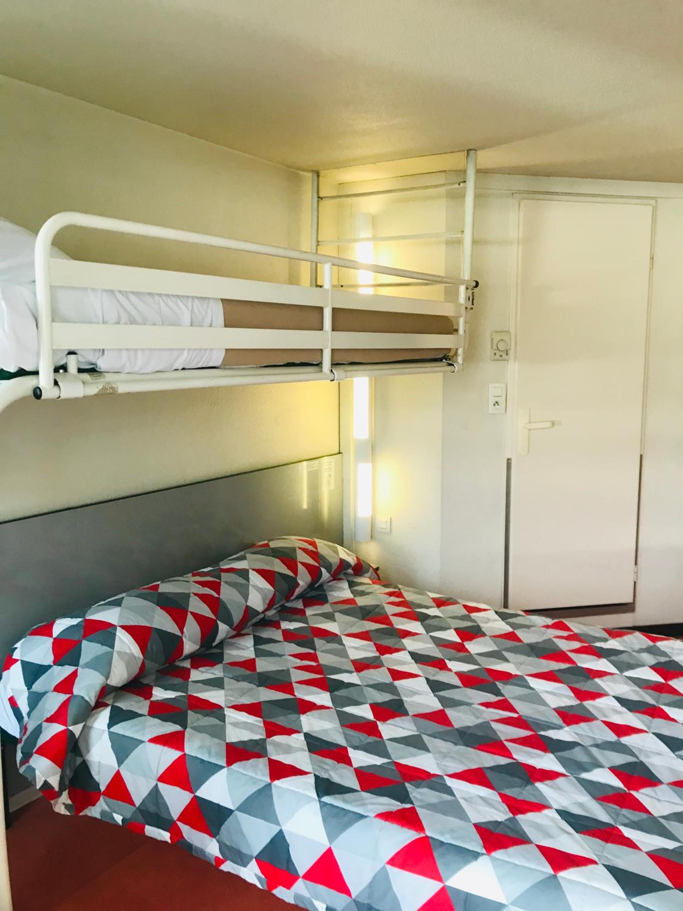 Triple Room (1 Double Bed + 1 Single Bed) photo 2
