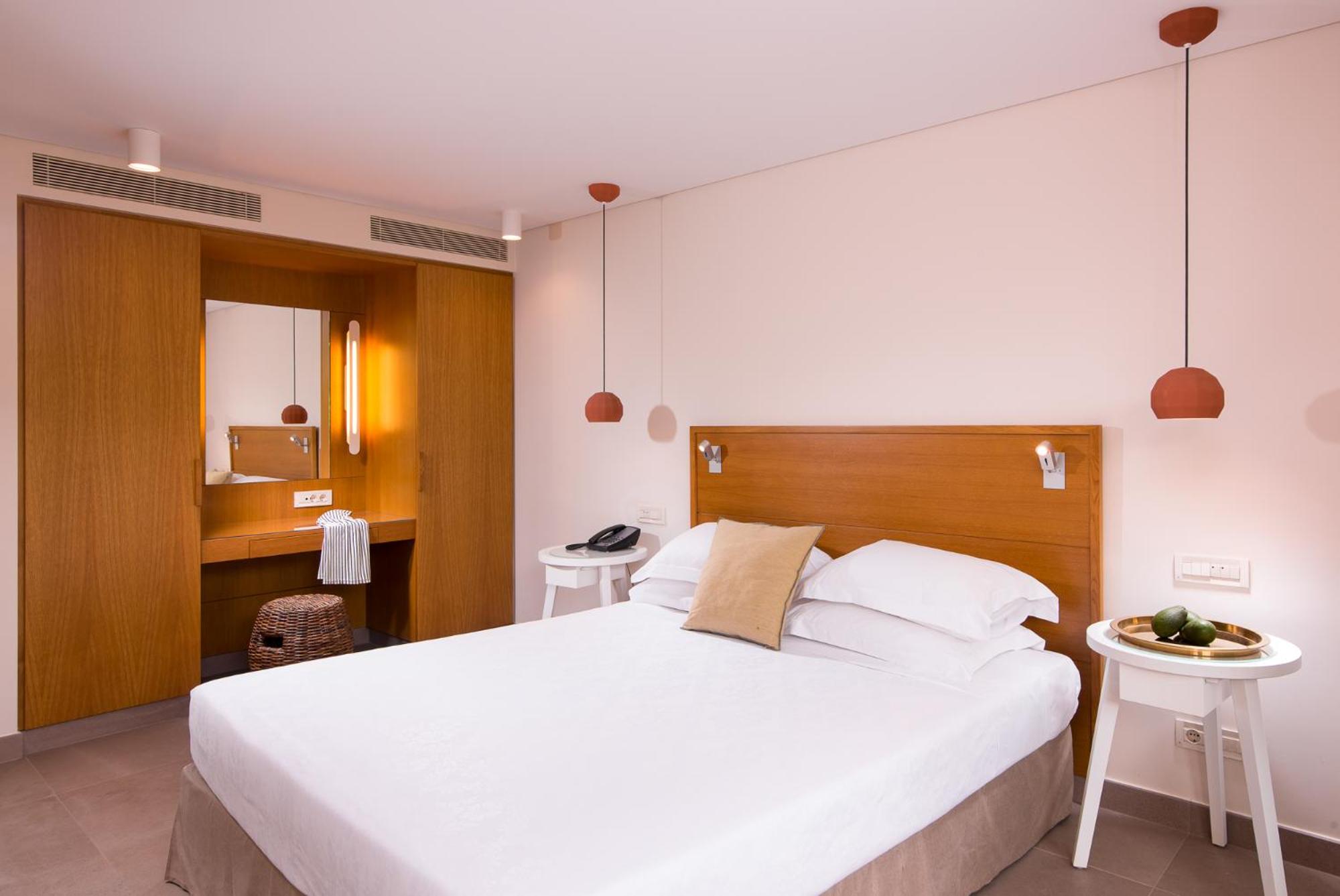 Superior Family Suite with Garden View 