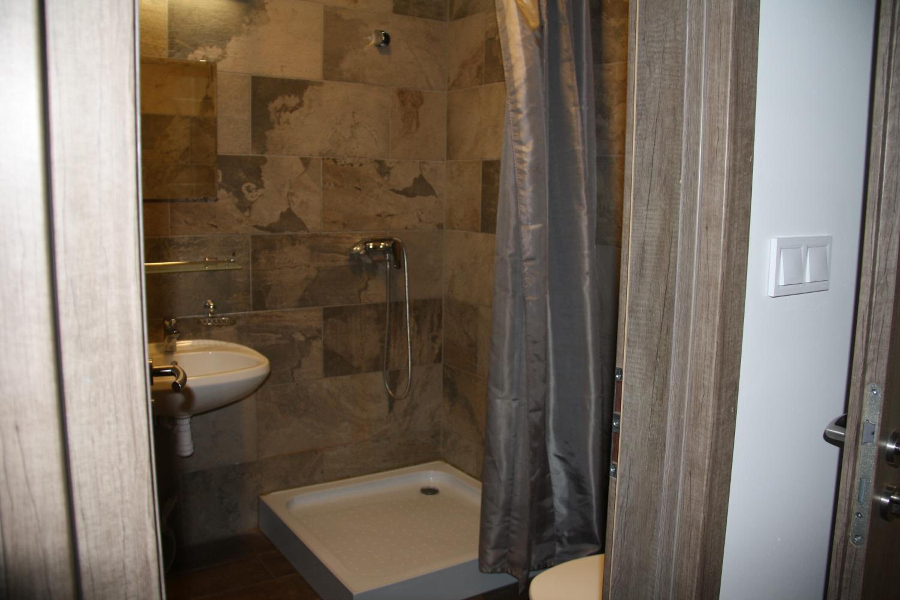 Twin Room with Extra Bed - Photo 2