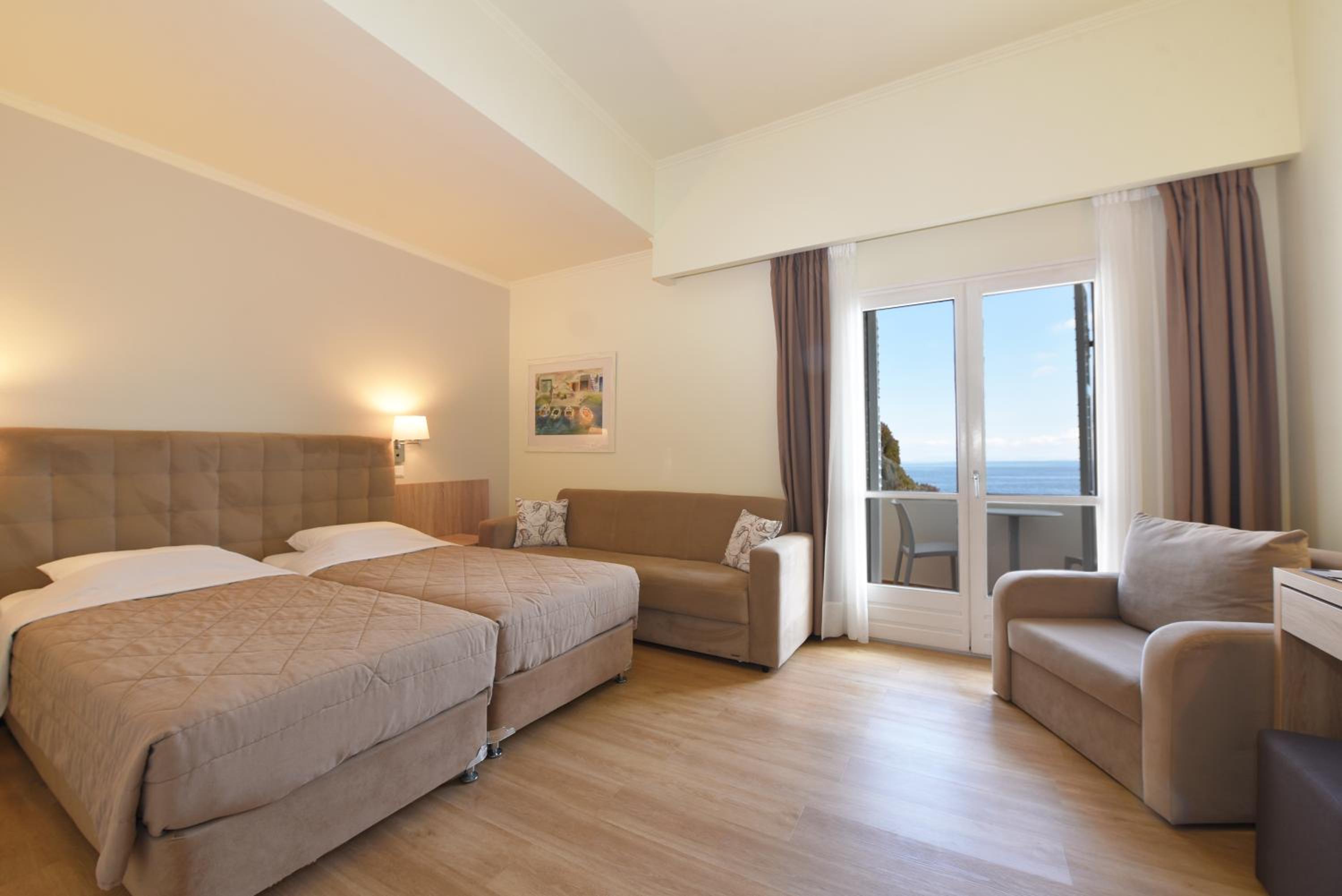 Double or Twin Room with Sea View photo 2