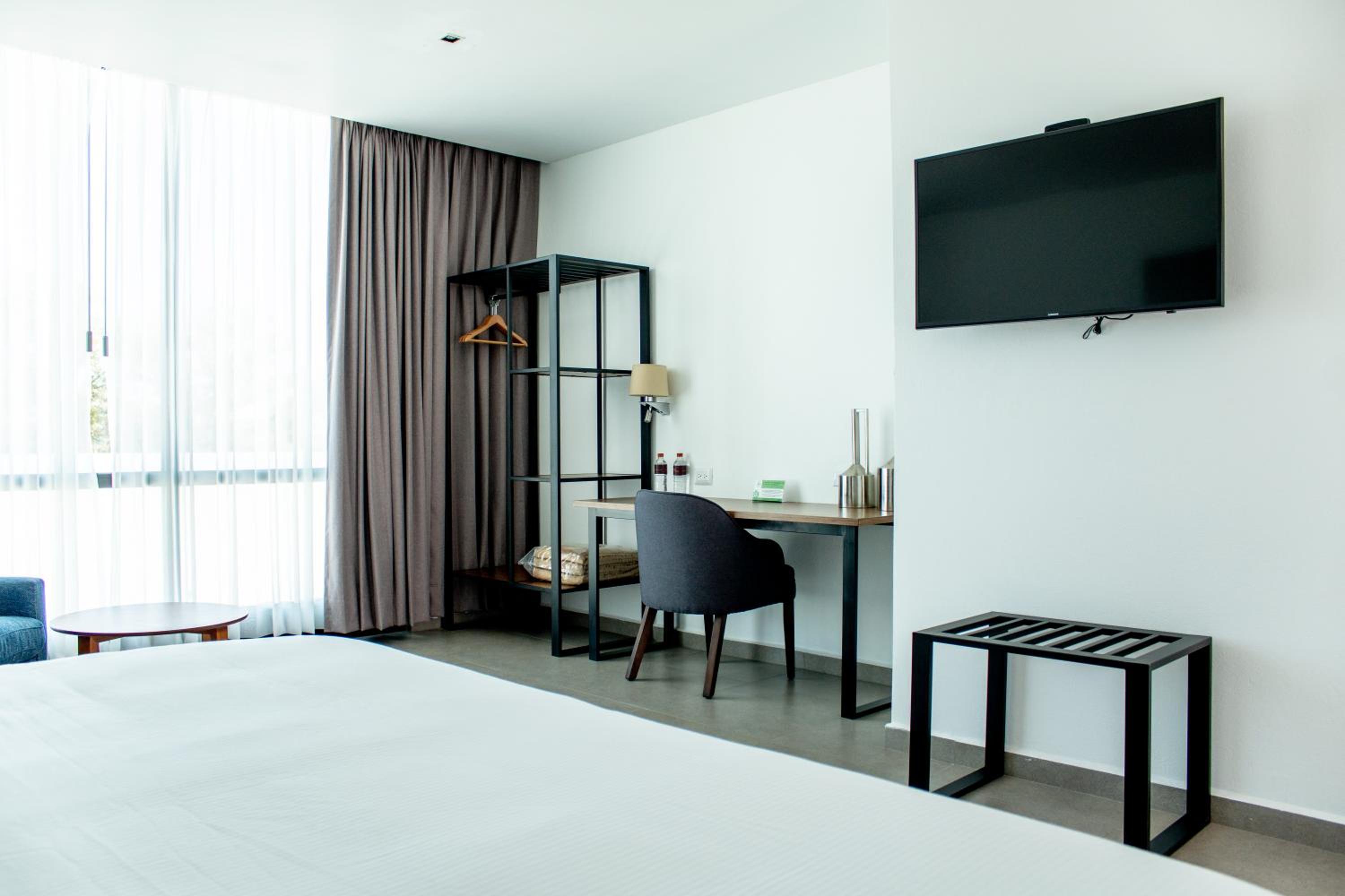Queen Room photo 2