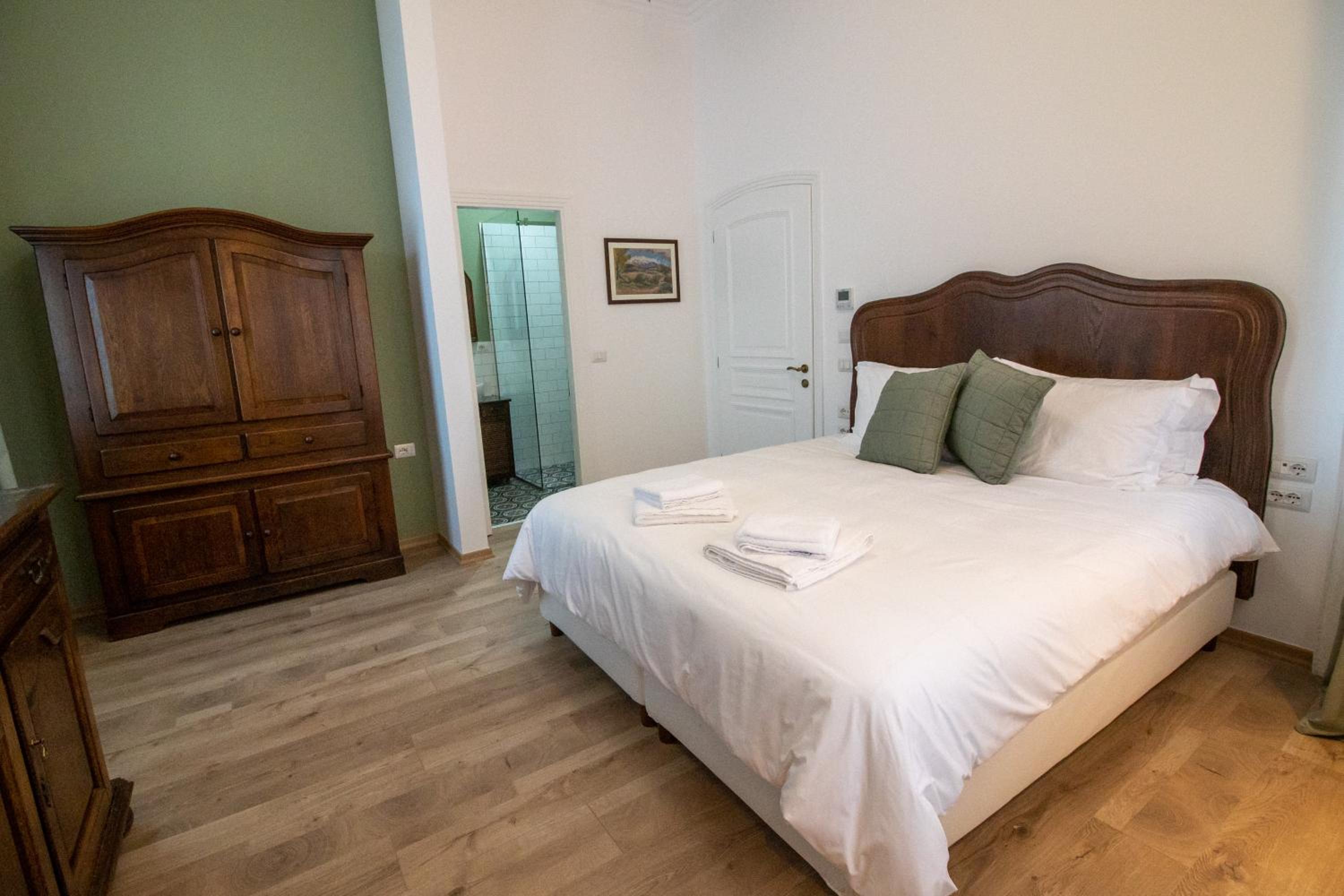 Queen Room photo 1