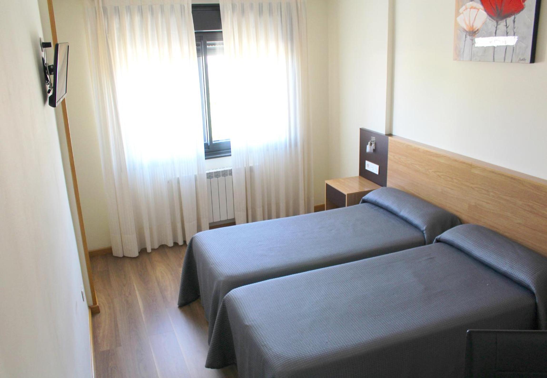 Twin Room With Private Bathroom - Photo 8
