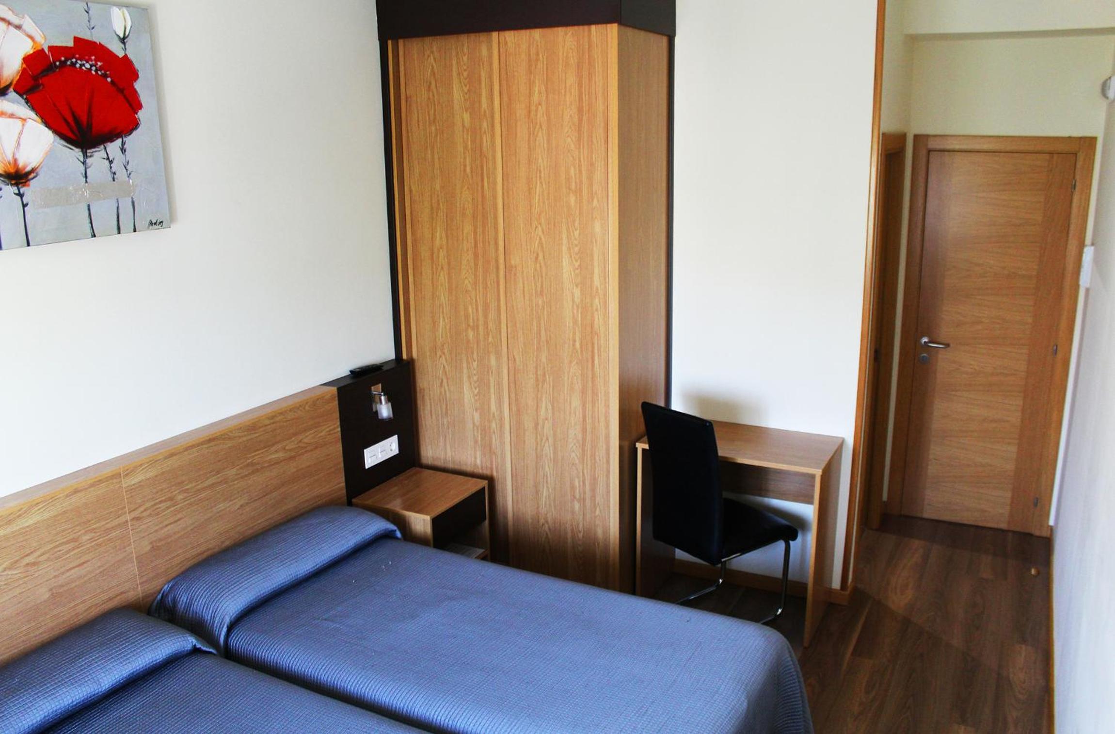 Twin Room With Private Bathroom - Photo 9
