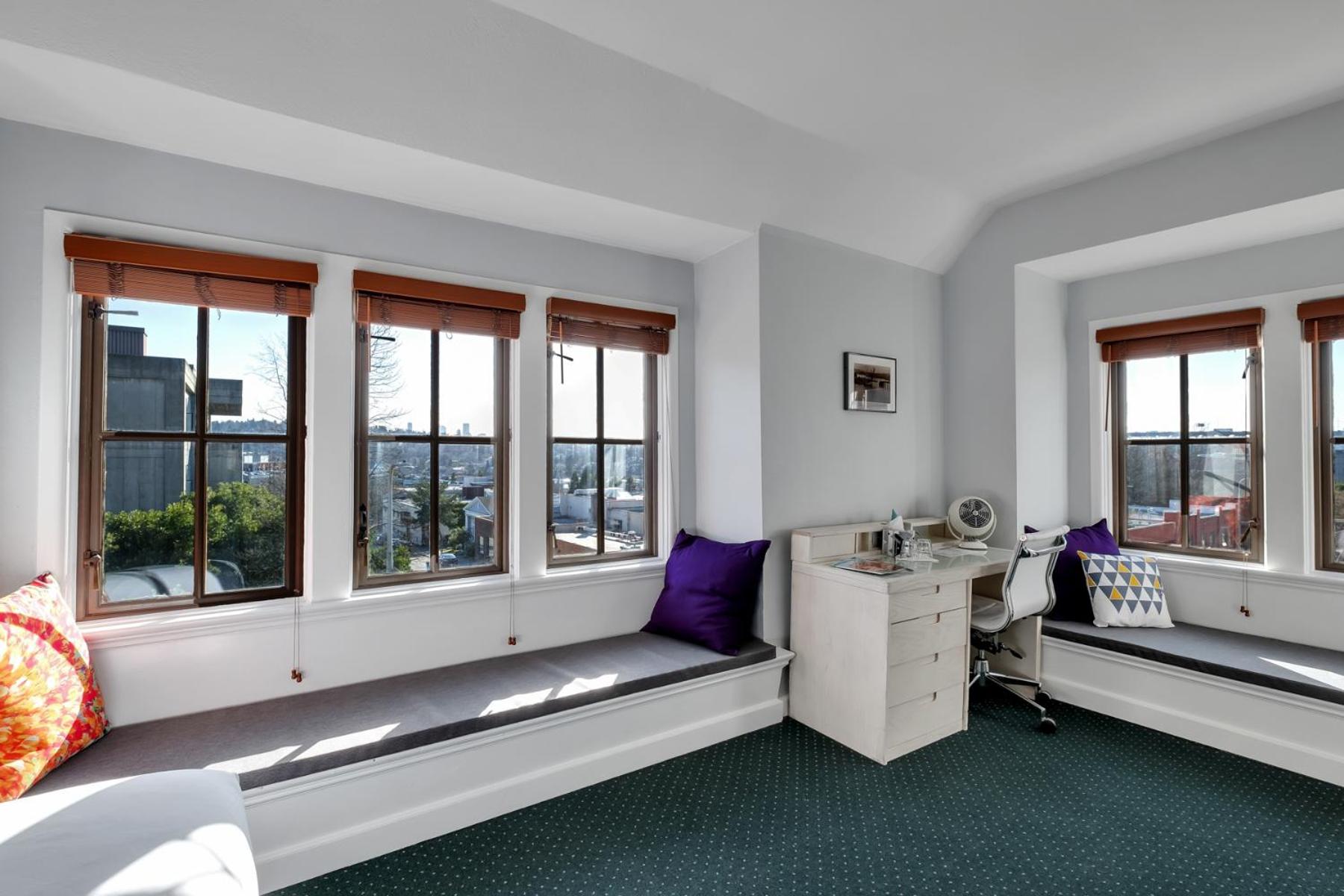 Premium Double Room - Two Queen Beds, Private Bathroom - Photo 9