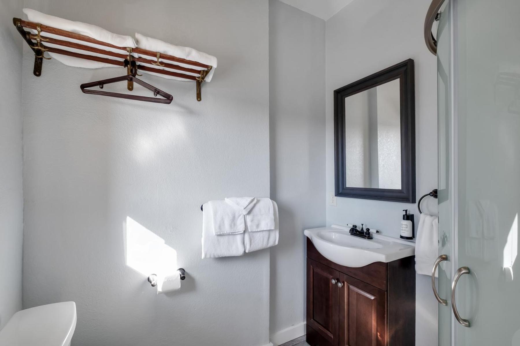 Premium Room - One Queen Bed, Private Bathroom - Photo 9