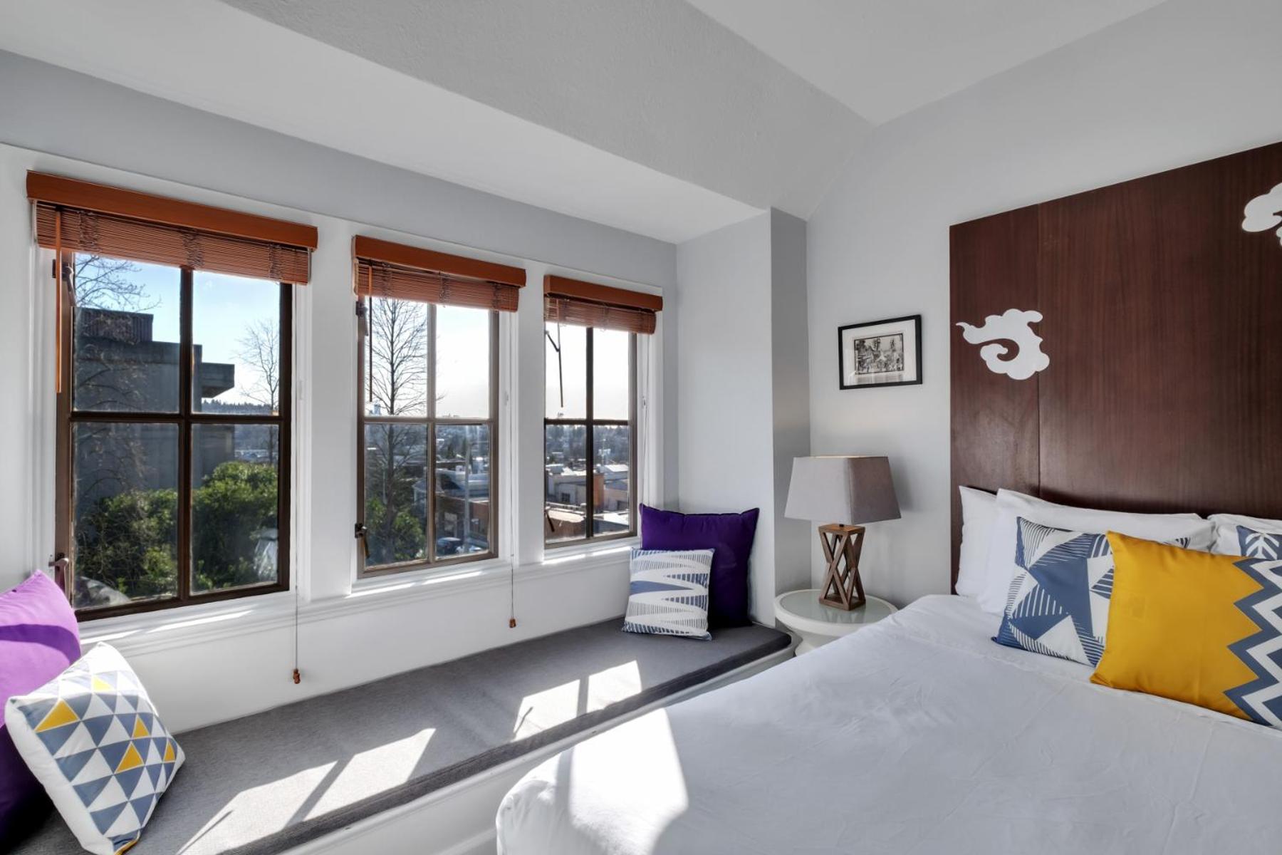 Premium Room - One Queen Bed, Private Bathroom - Photo 6