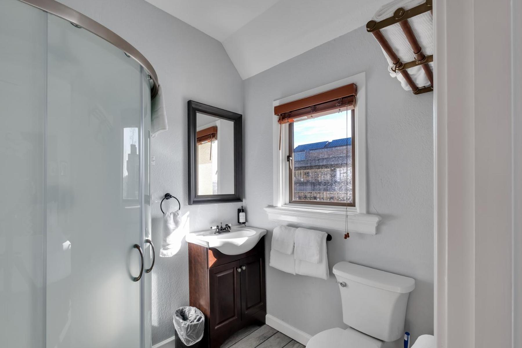 Premium Room - One Queen Bed, Private Bathroom - Photo 7