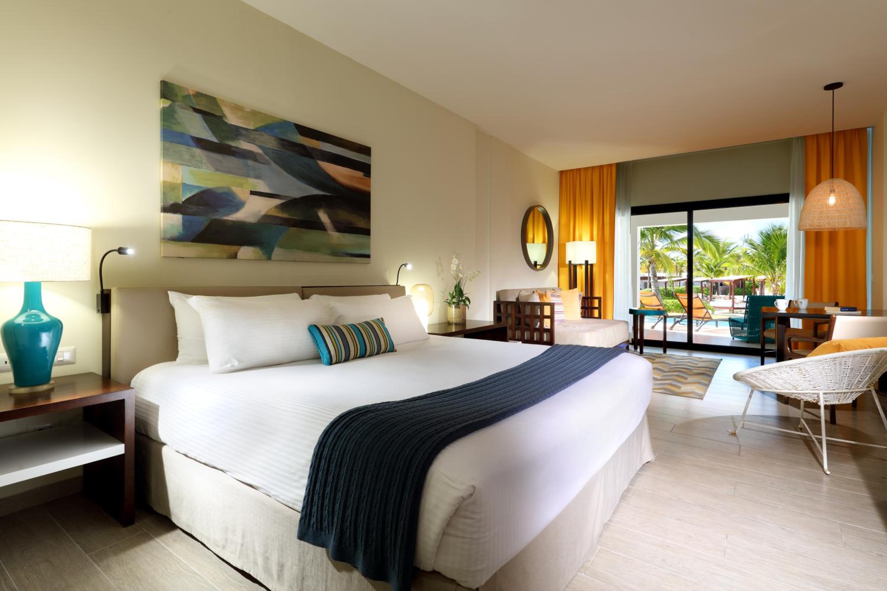 Junior Suite Swim Up Poolside