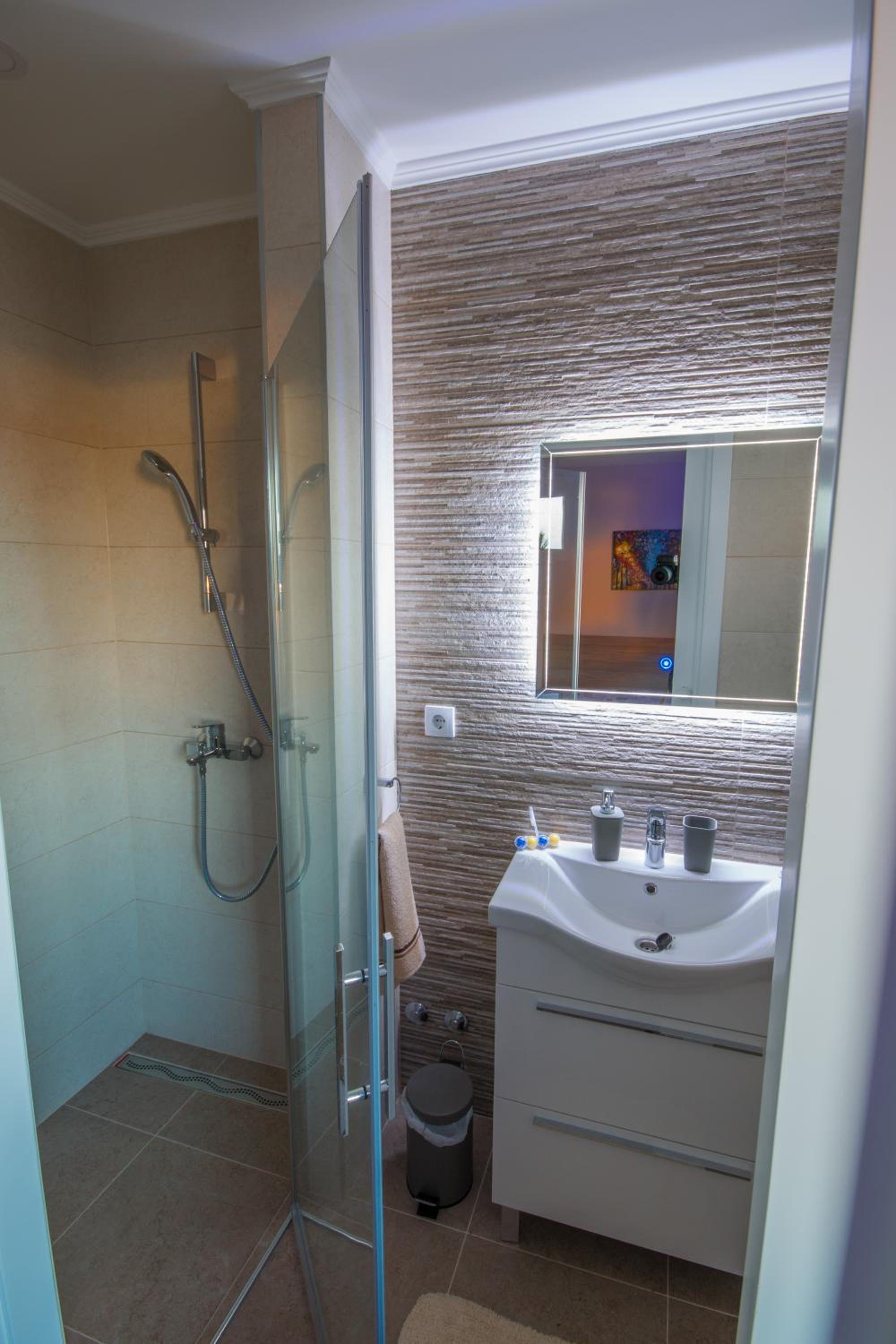 Single Room with Private Bathroom photo 2