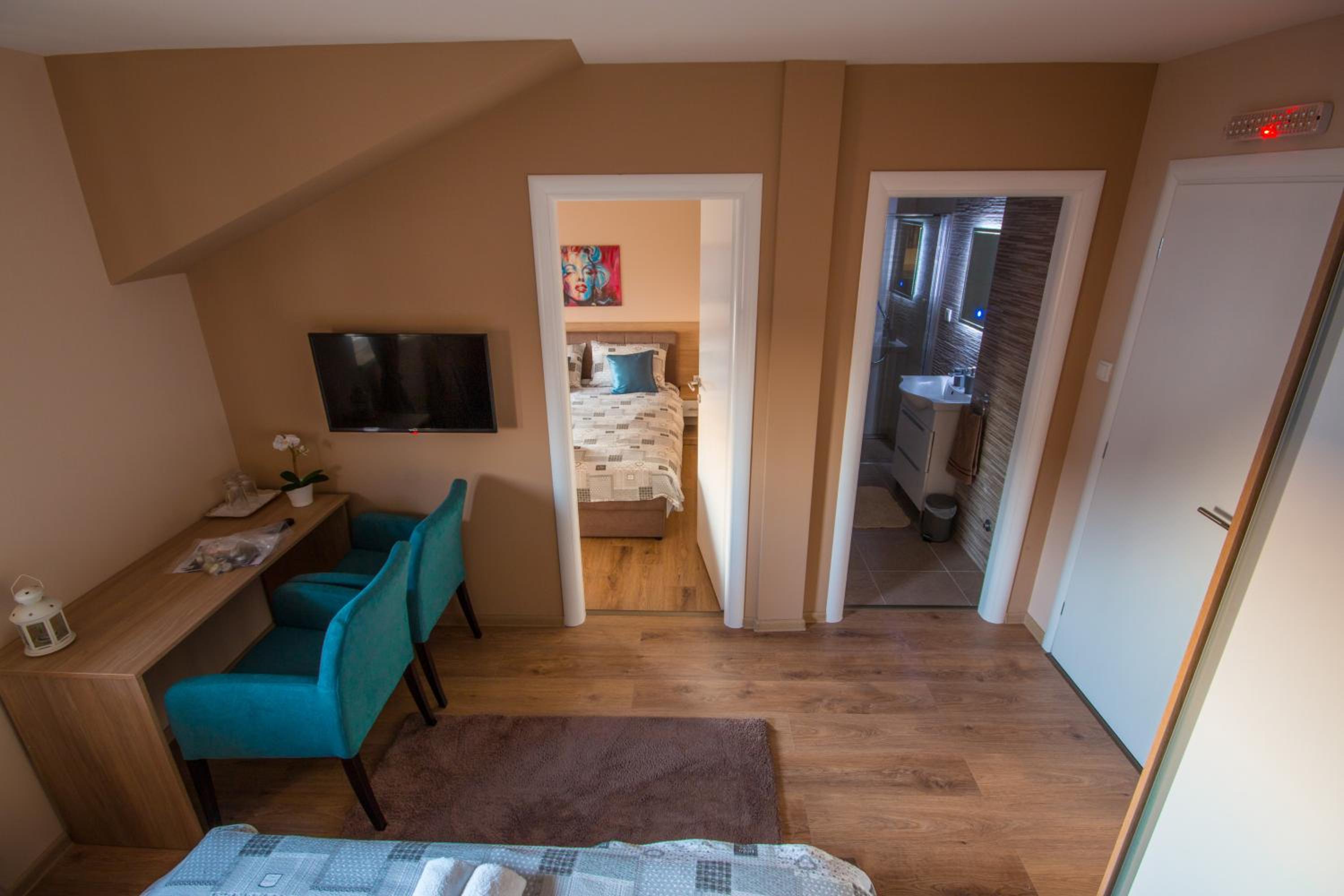 Deluxe Family Room photo 2