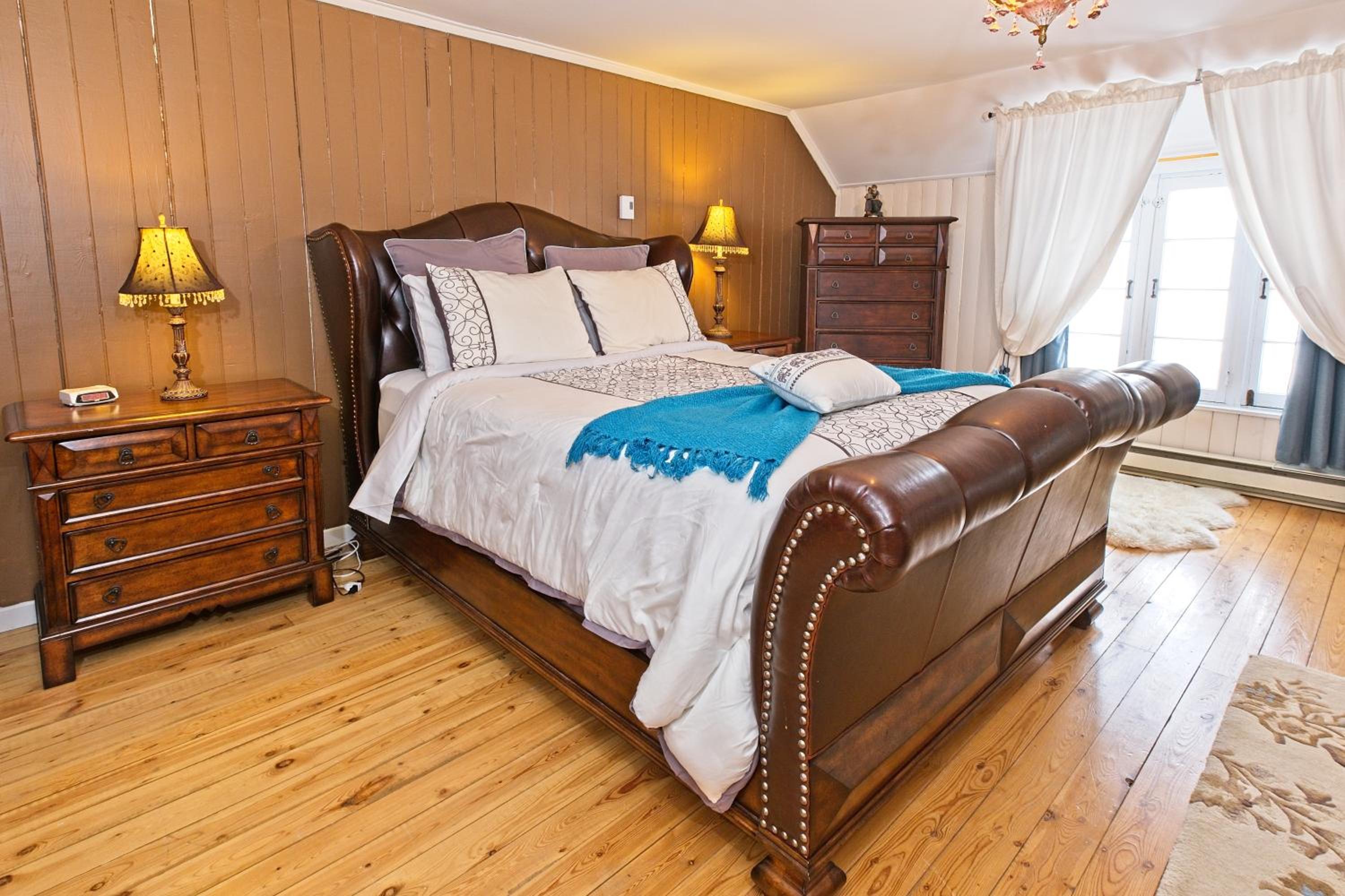 Deluxe Queen Room with Fireplace - River view