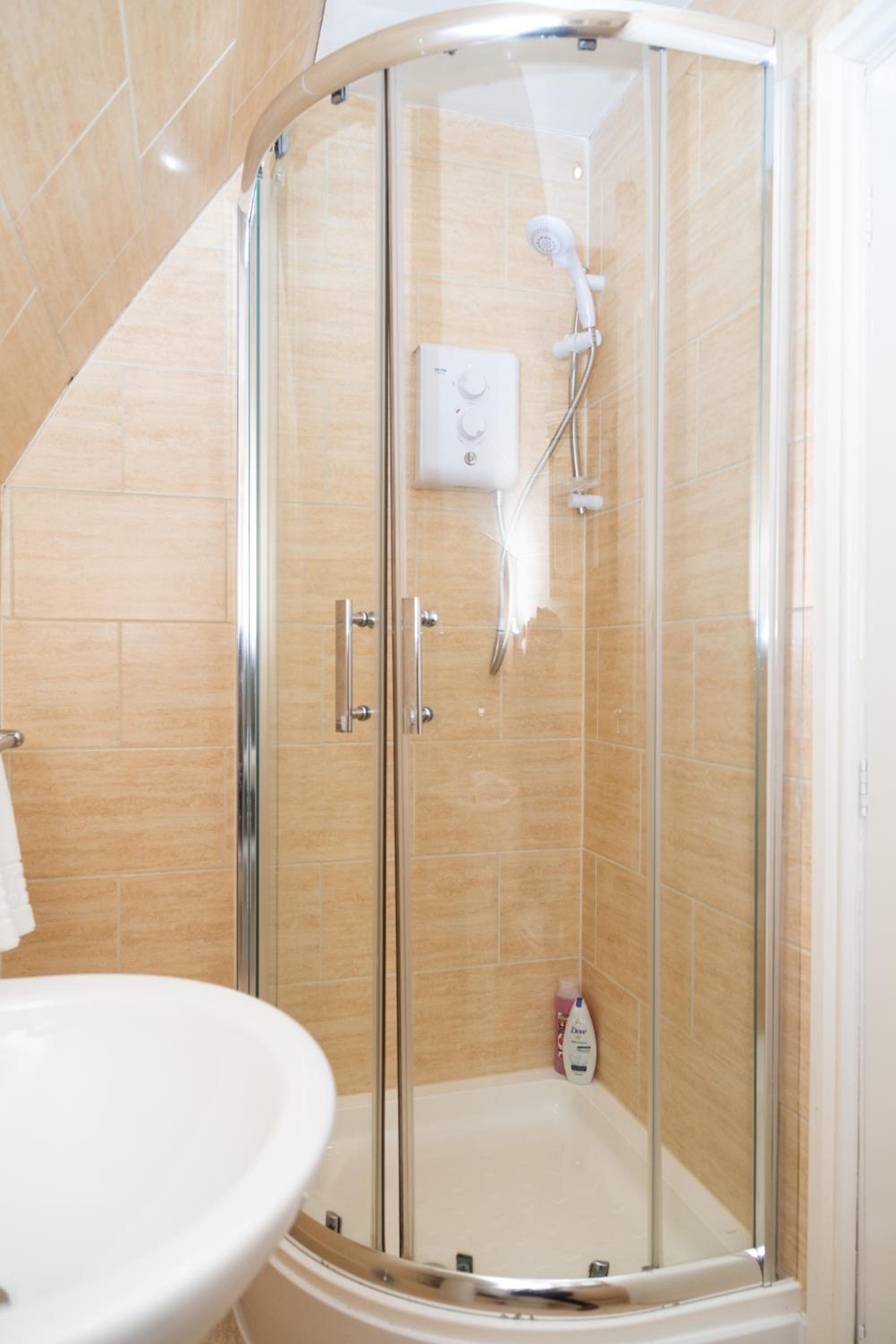Triple Room with Private Bathroom - Photo 10