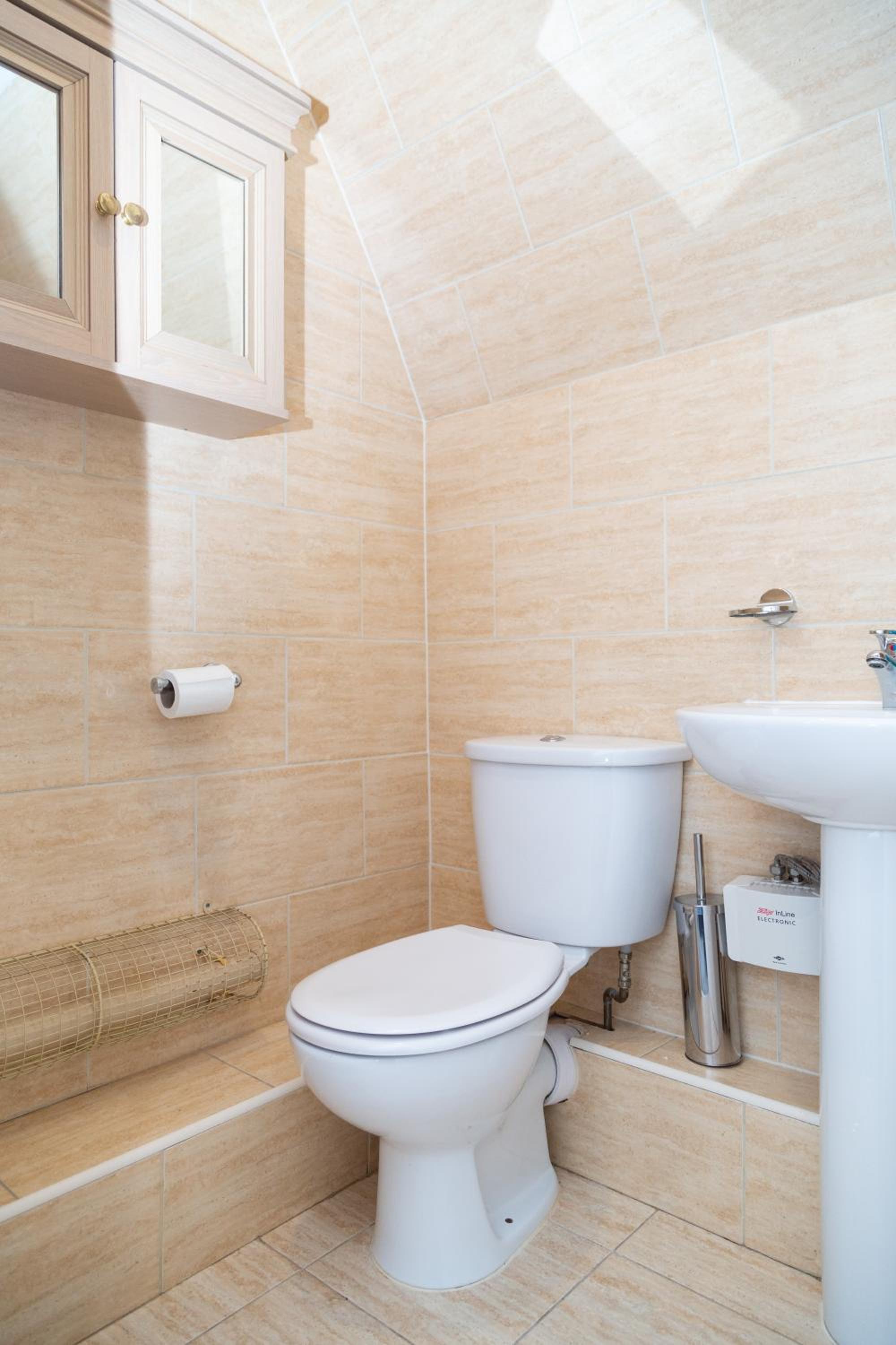 Triple Room with Private Bathroom - Photo 9