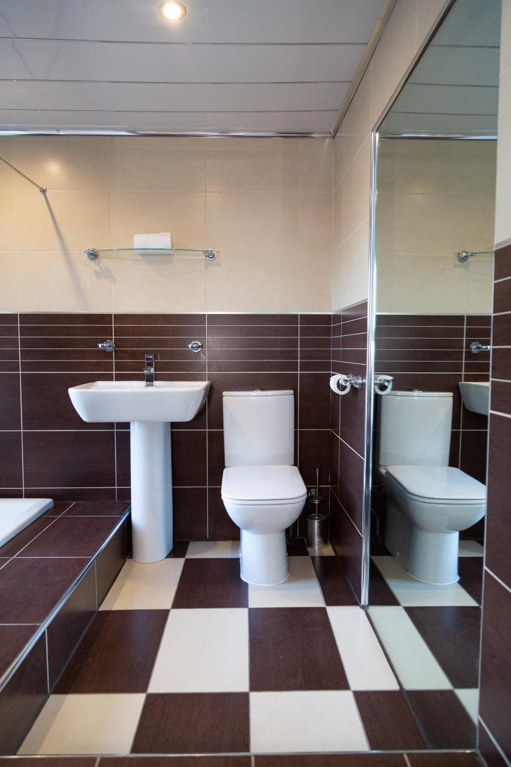 Double Room with Private Bathroom - Photo 14