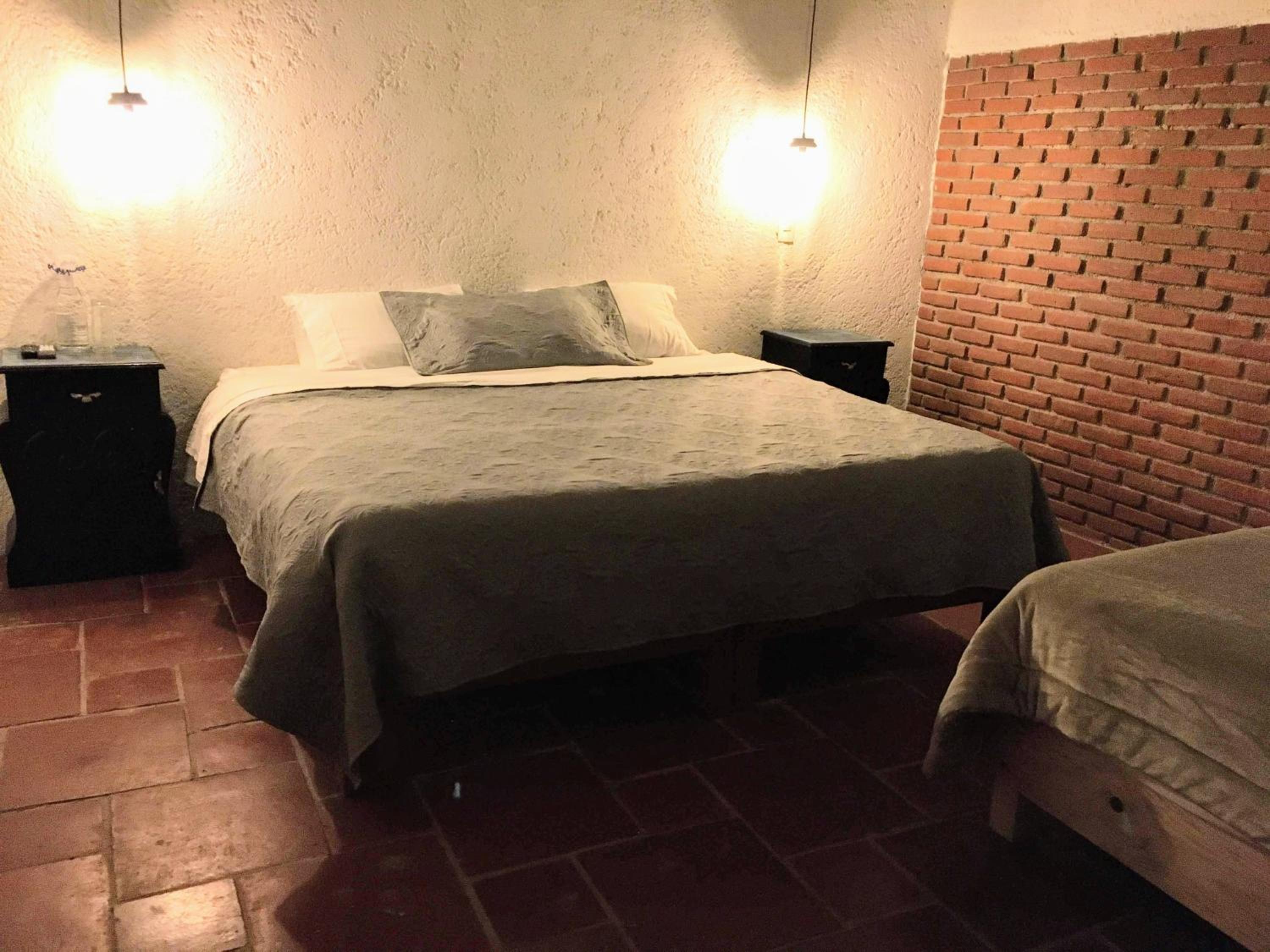 Deluxe Queen Room - Photo 9