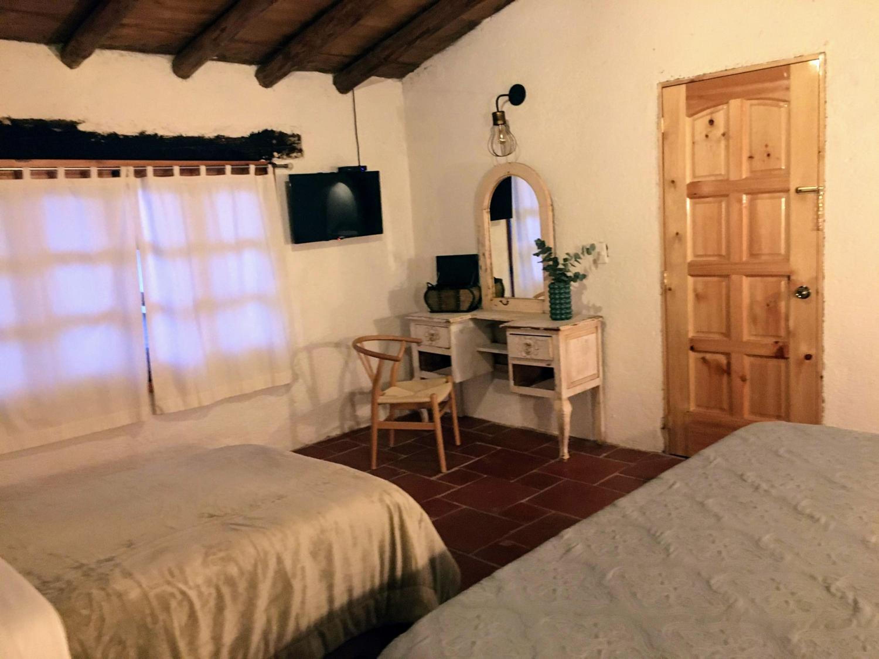 Deluxe Queen Room - Photo 6
