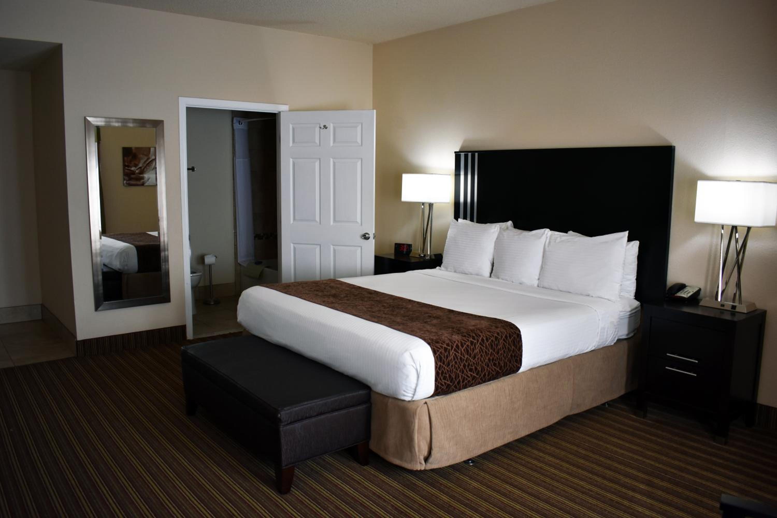 Deluxe Room - 1 King Bed - Photo 3