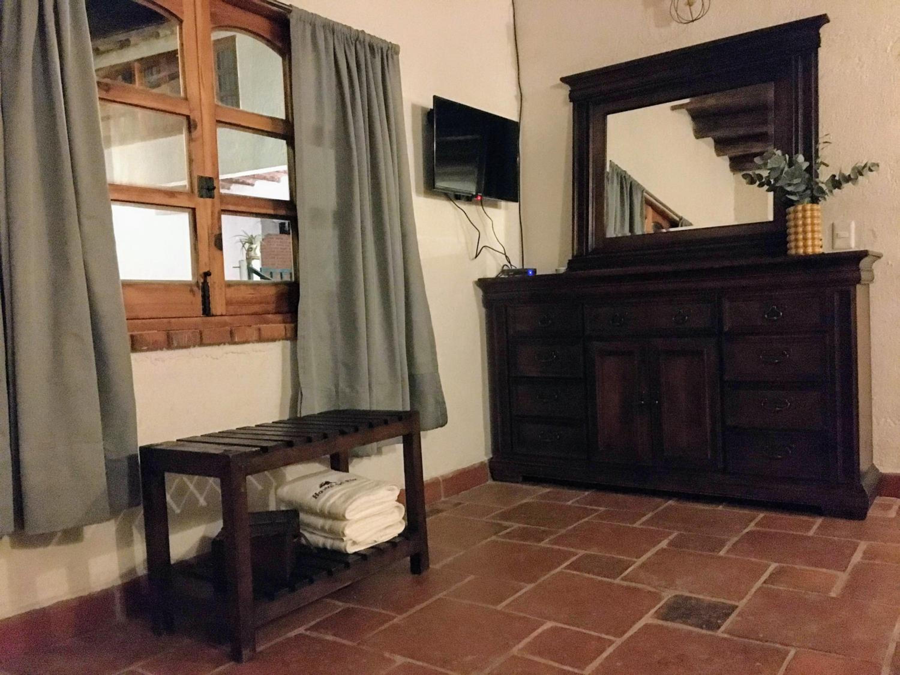 Deluxe Queen Room - Photo 11