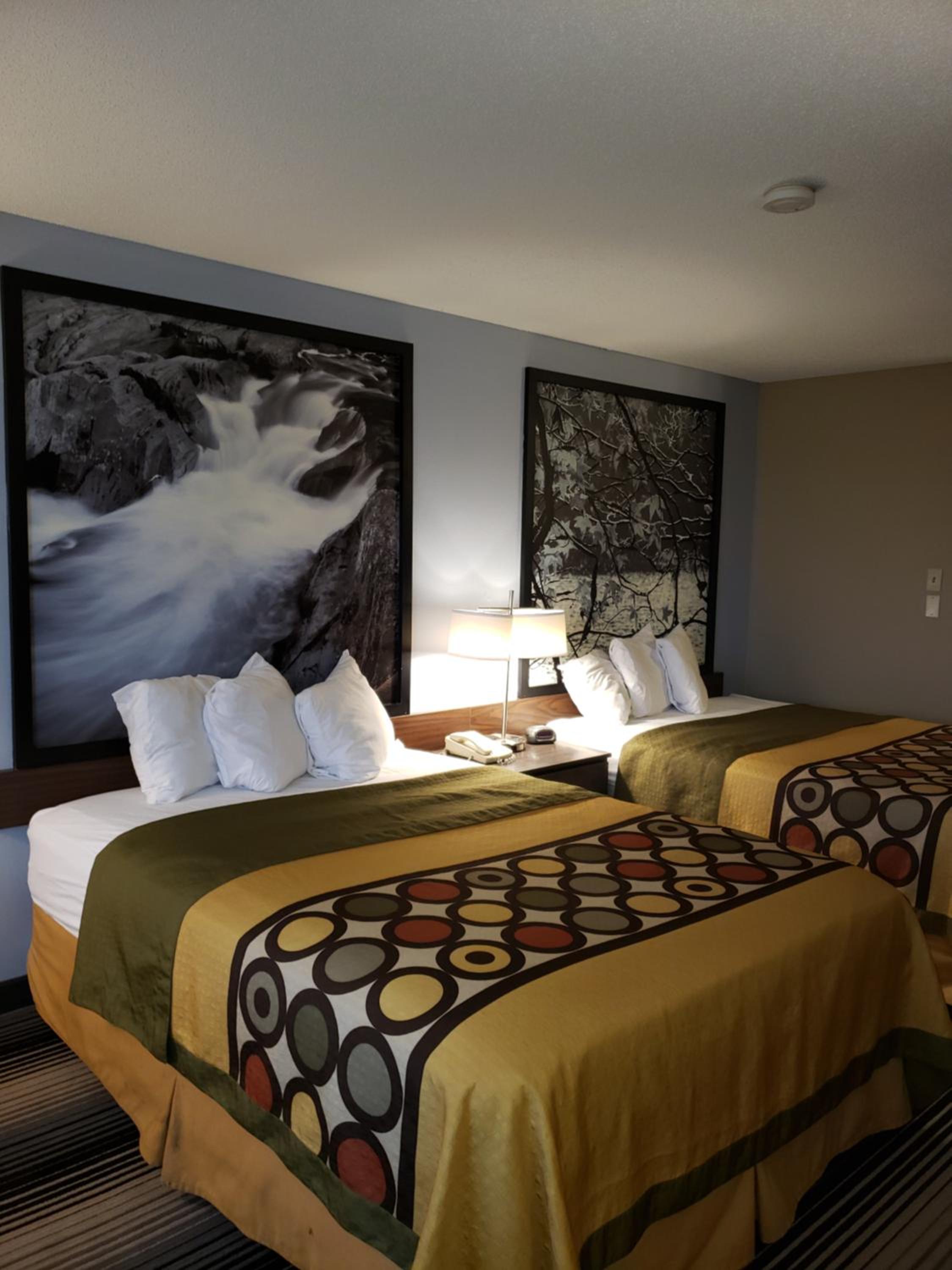 Queen Room with Two Queen Beds - Non-Smoking - Photo 2