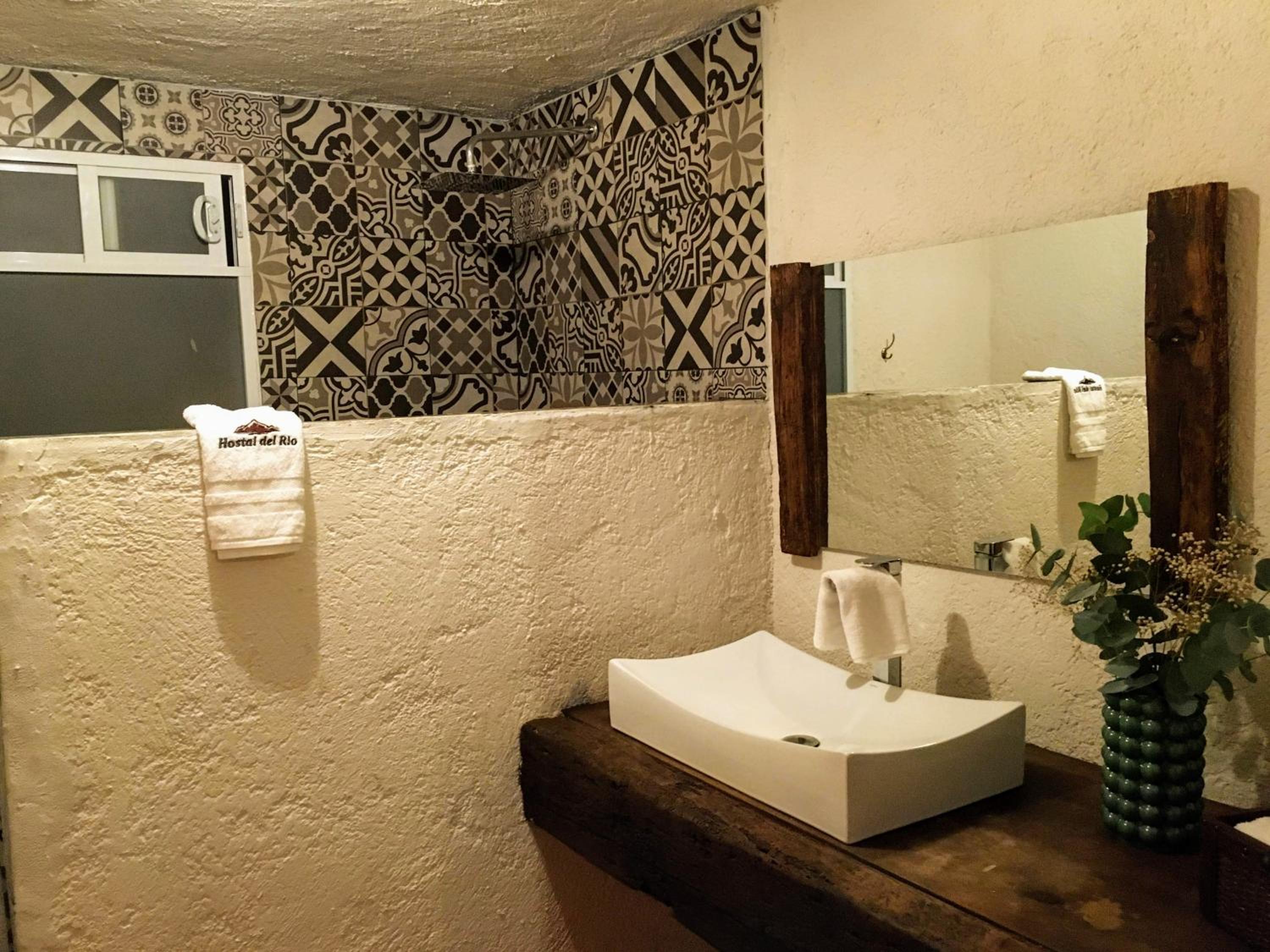 Deluxe King Room - Photo 7