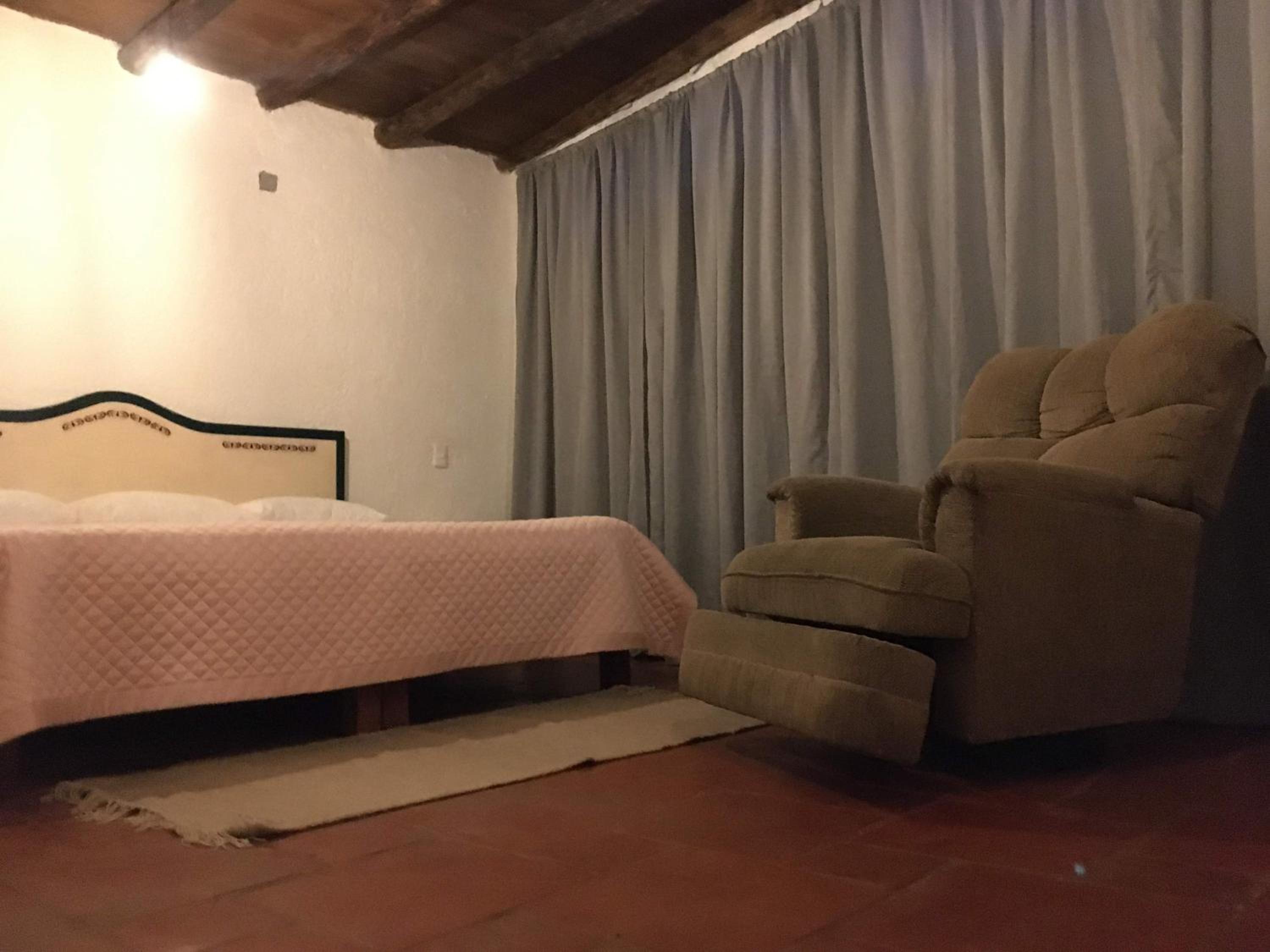 Deluxe King Room - Photo 11