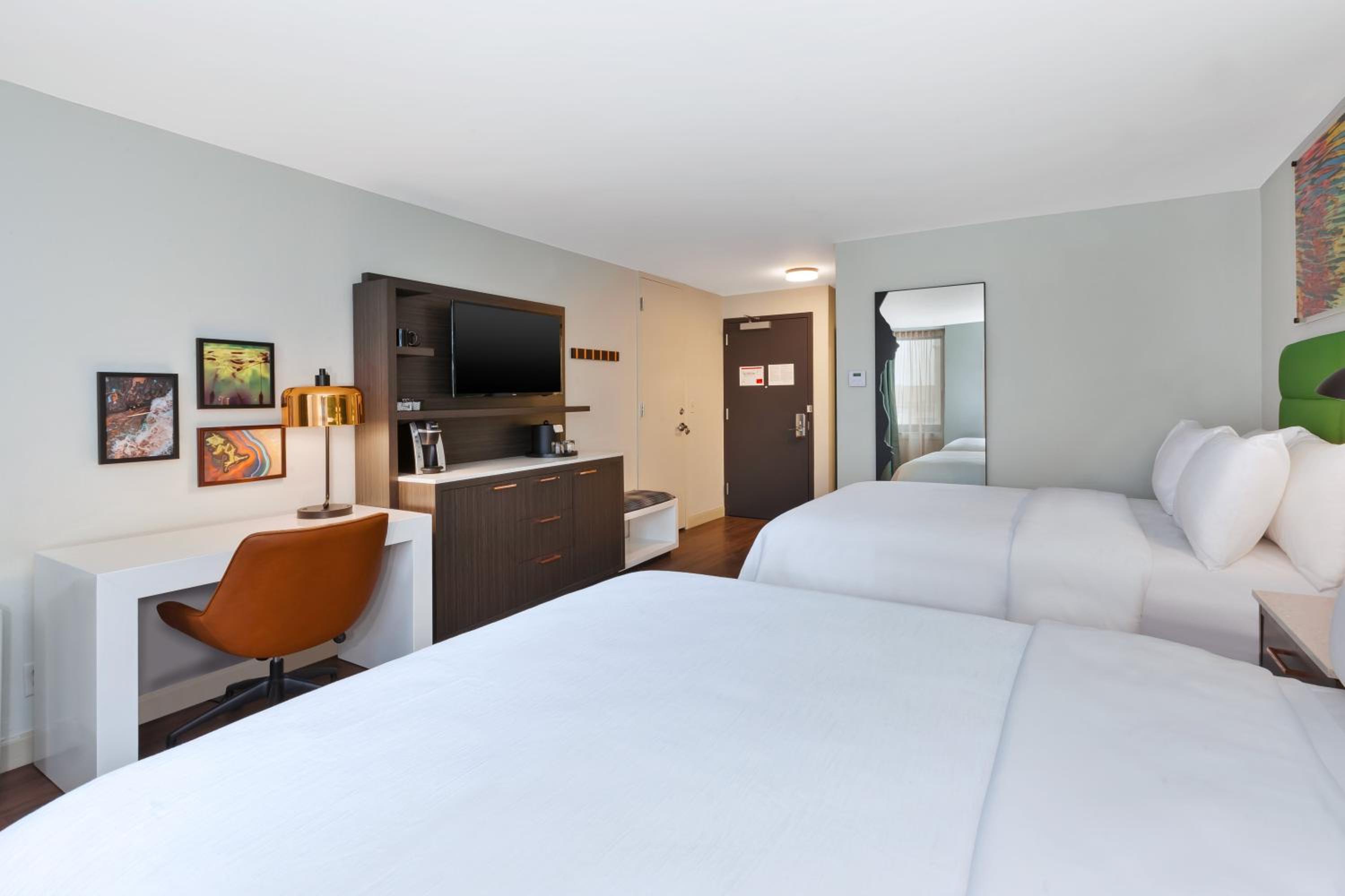 Standard Queen Room with Two Queen Beds - Photo 3