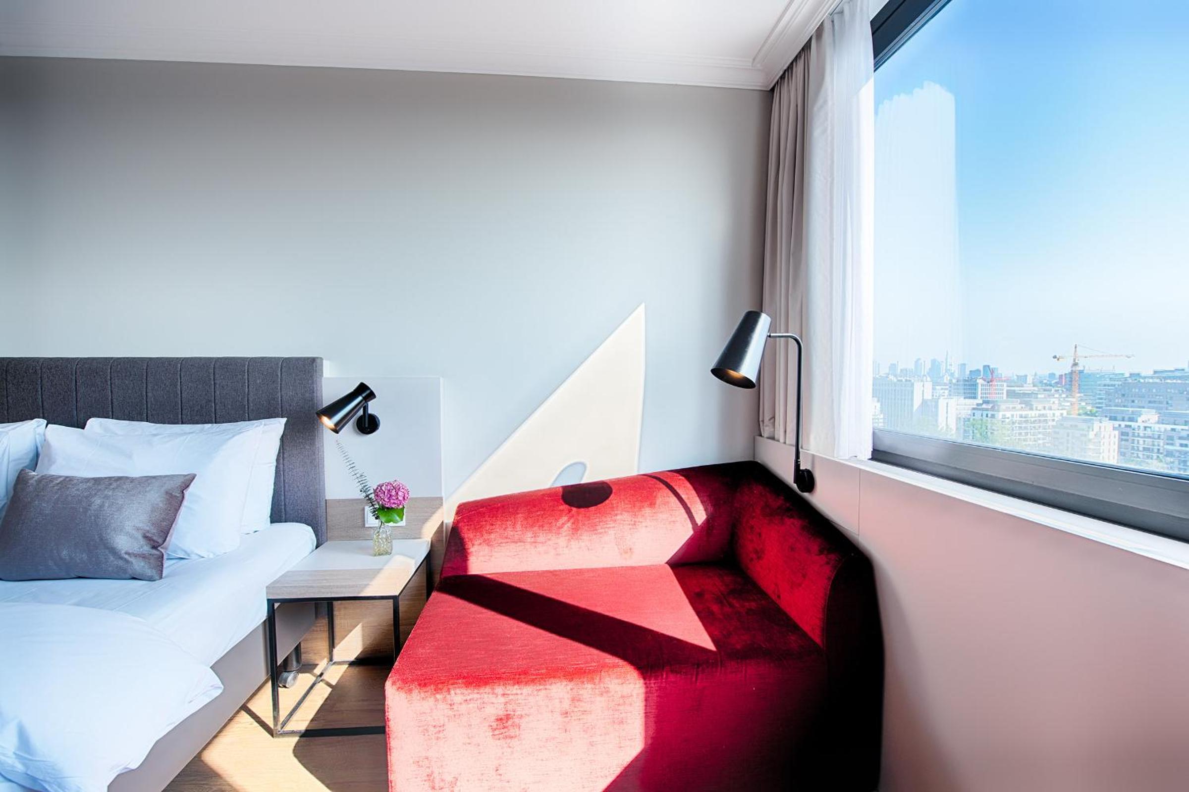 Standard Queen Room with Mini-bar - High Floor - Photo 1