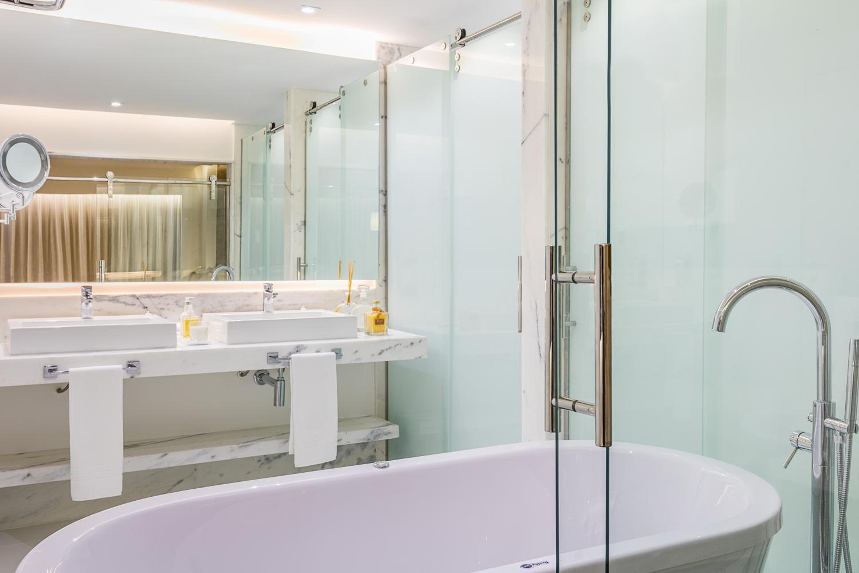 Deluxe King Room with Whirlpool thumbnail 6