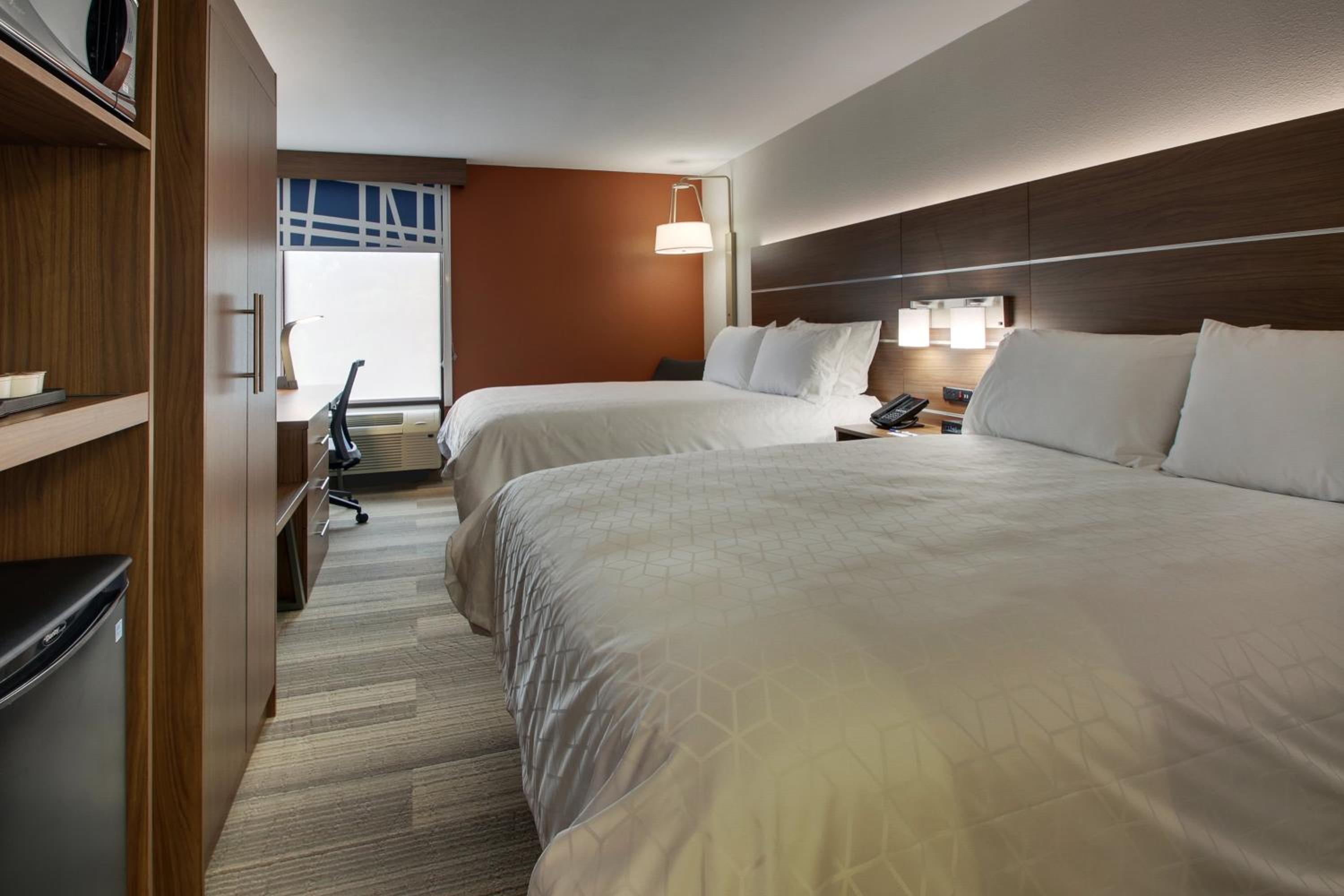 Standard Room with Two Queen Beds - Photo 4