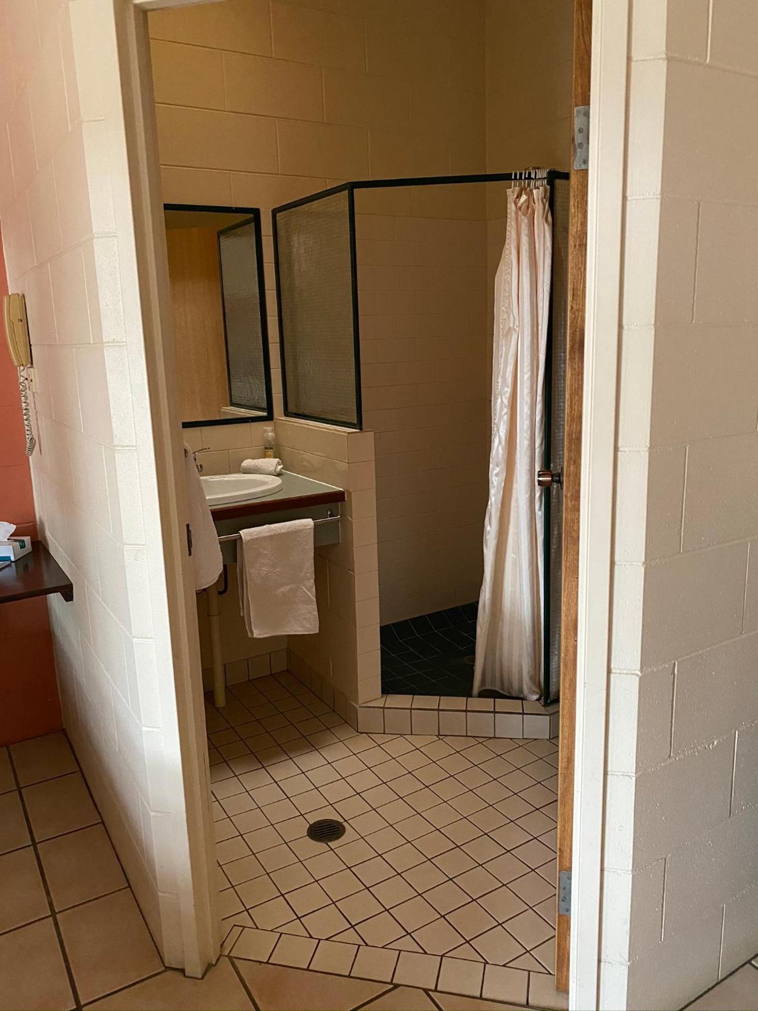 Basic Triple Room photo 2