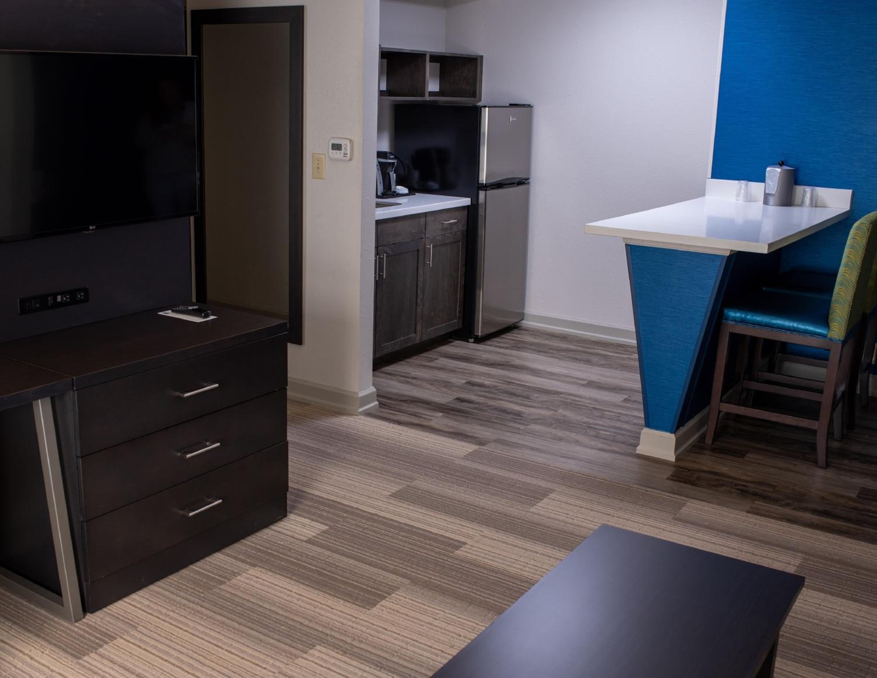 One-Bedroom King Suite - Photo 2